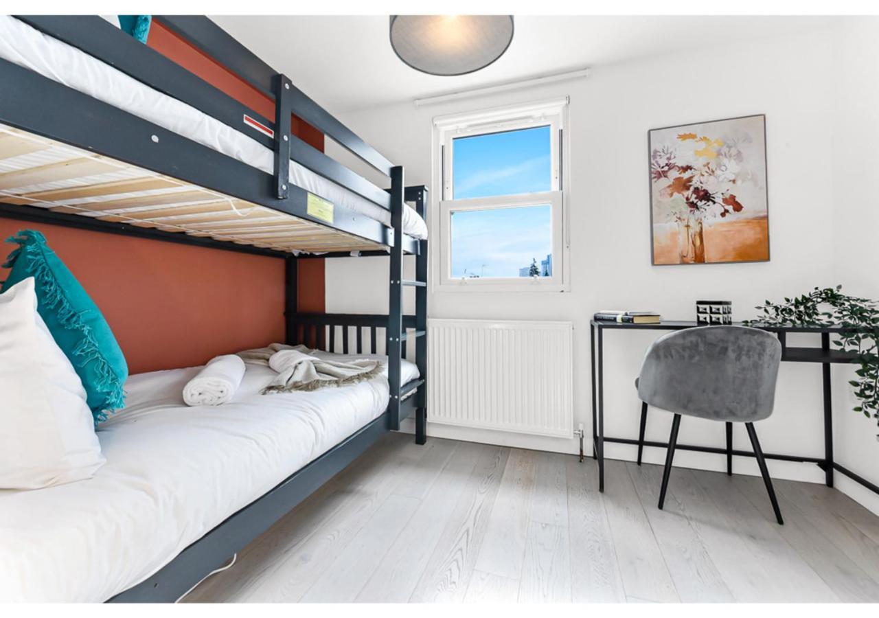 Earth Tones & Greenery: 4br Flat Sleeps 8 London