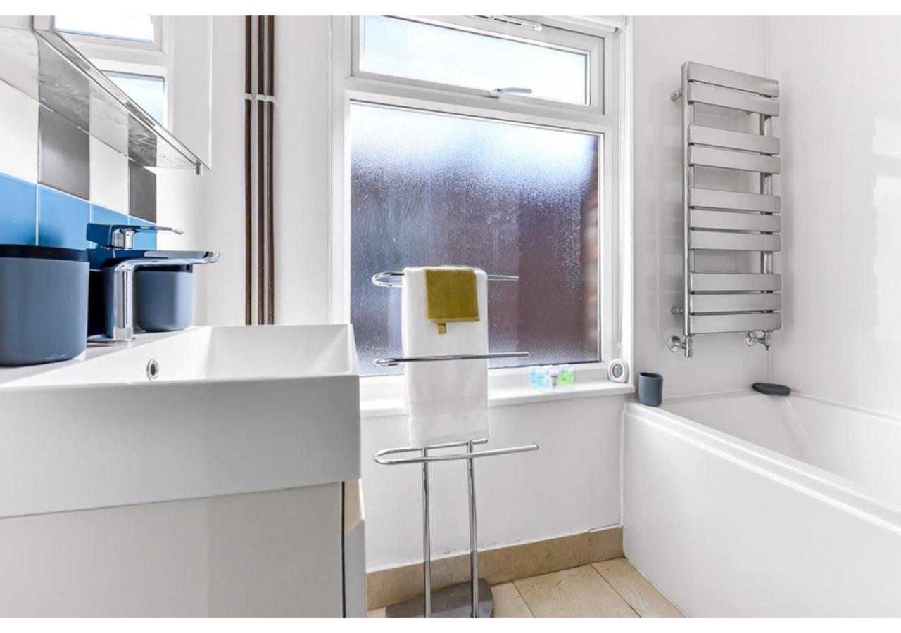 Apartment Earth Tones & Greenery: 4br Flat Sleeps 8 London