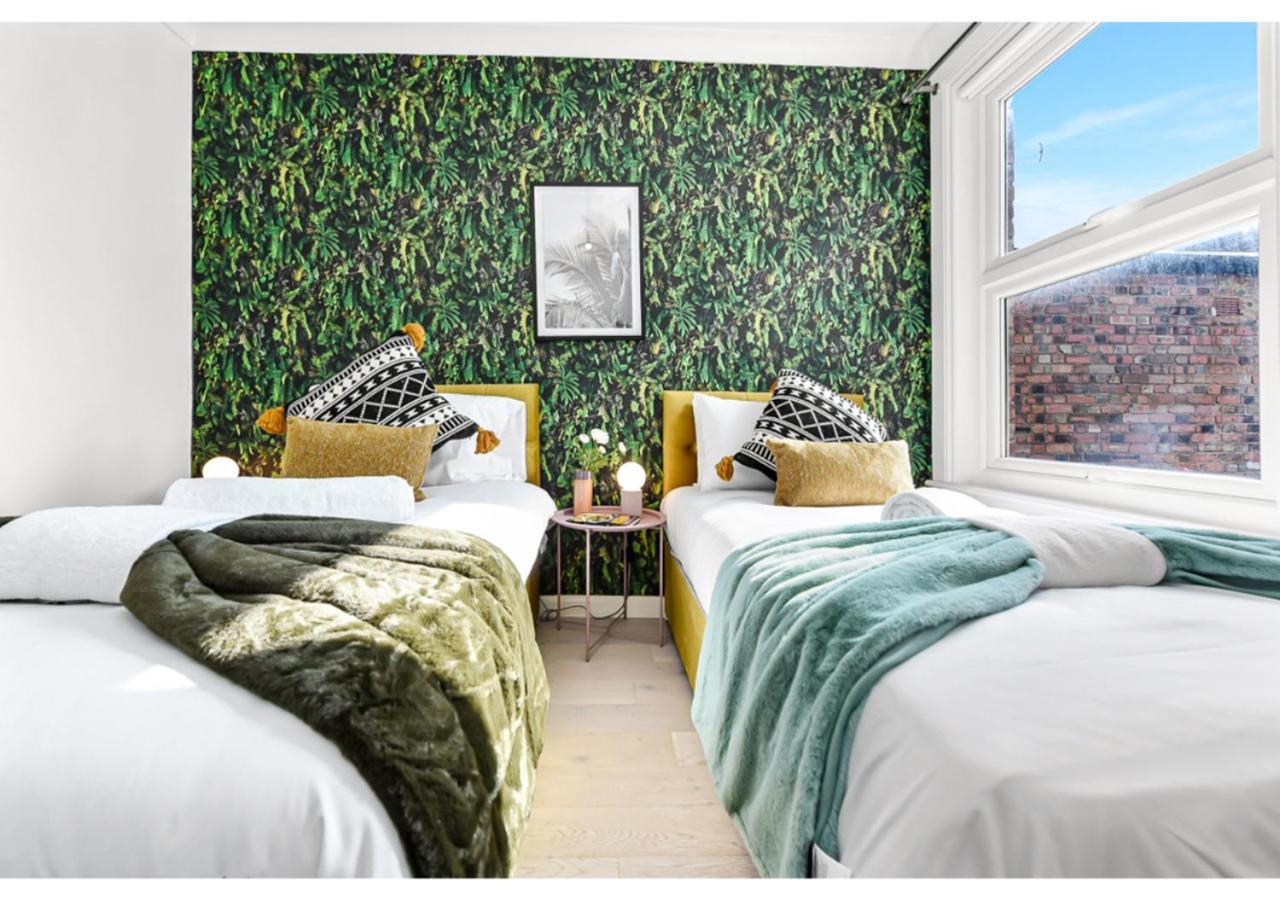 Earth Tones & Greenery: 4br Flat Sleeps 8 * London