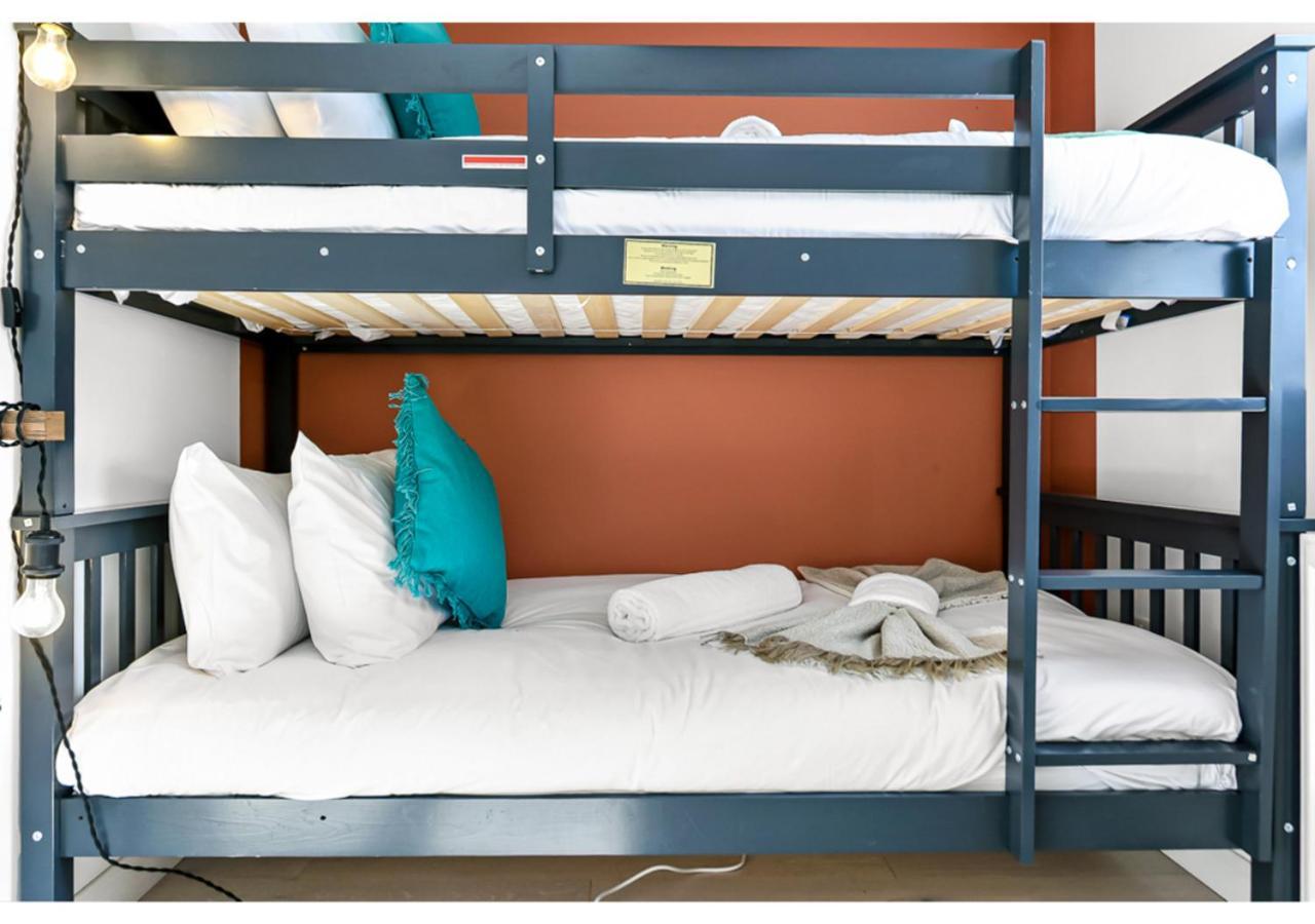 Earth Tones & Greenery: 4br Flat Sleeps 8 London