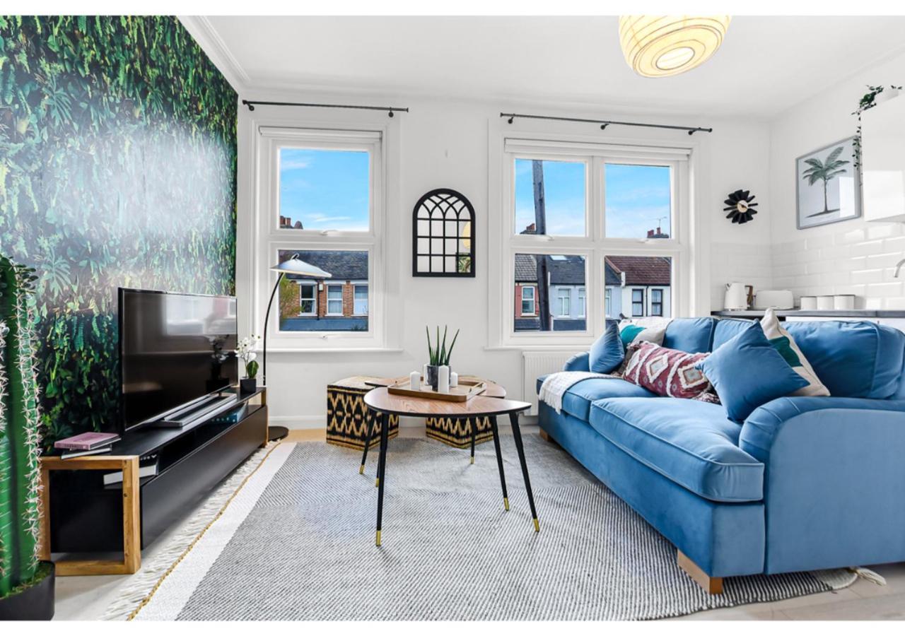 Apartment Earth Tones & Greenery: 4br Flat Sleeps 8 *