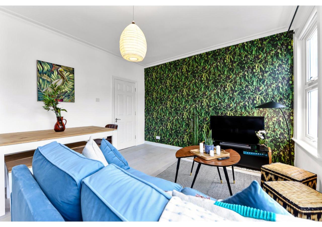 Apartment Earth Tones & Greenery: 4br Flat Sleeps 8 London