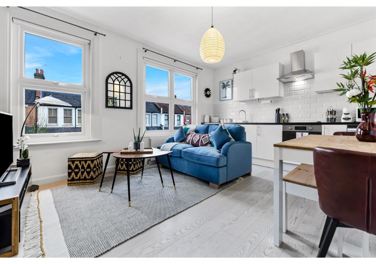 Apartment Earth Tones & Greenery: 4br Flat Sleeps 8