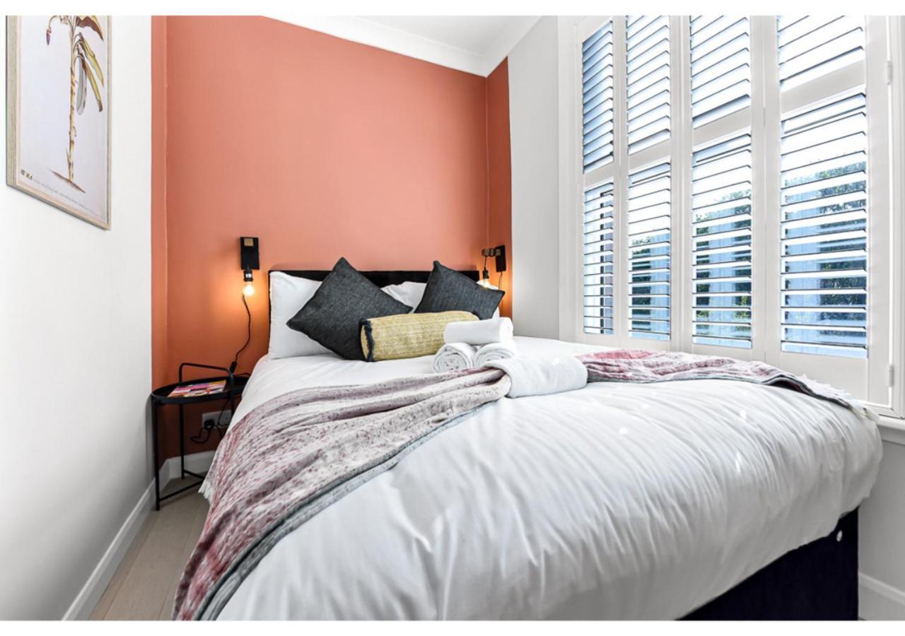 Earth Tones & Greenery: 4br Flat Sleeps 8 Apartment London
