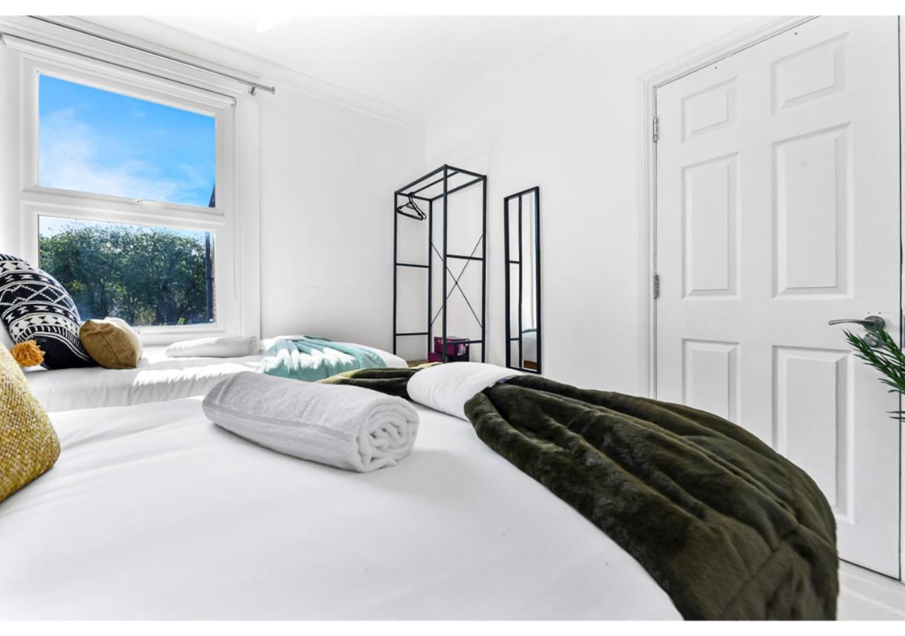 Earth Tones & Greenery: 4br Flat Sleeps 8 Apartment *