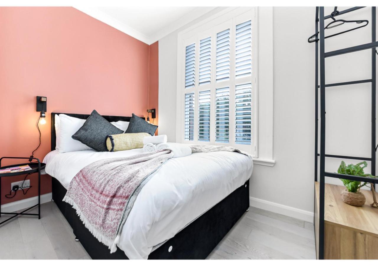 Apartment Earth Tones & Greenery: 4br Flat Sleeps 8 London