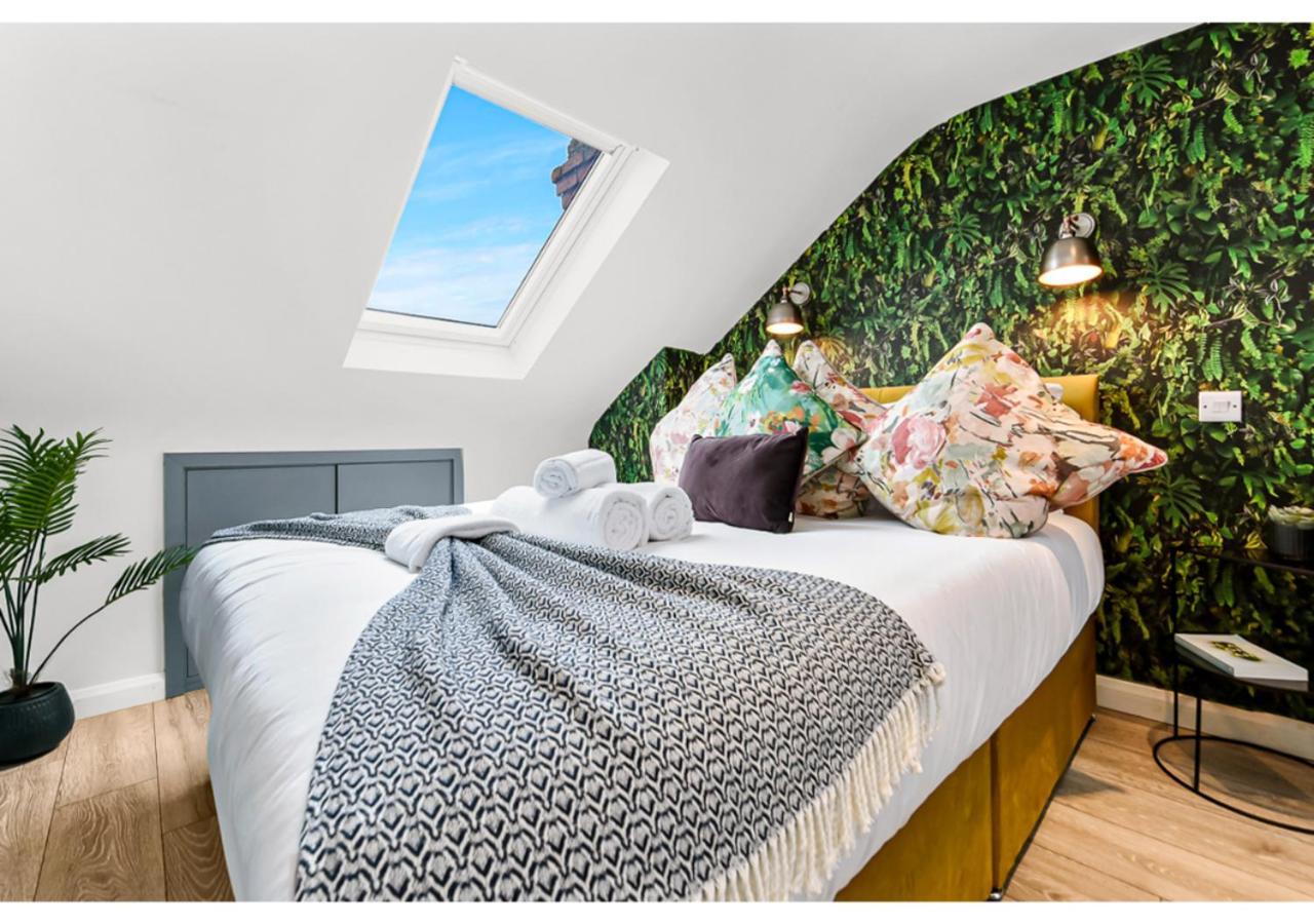 Earth Tones & Greenery: 4br Flat Sleeps 8 Apartment