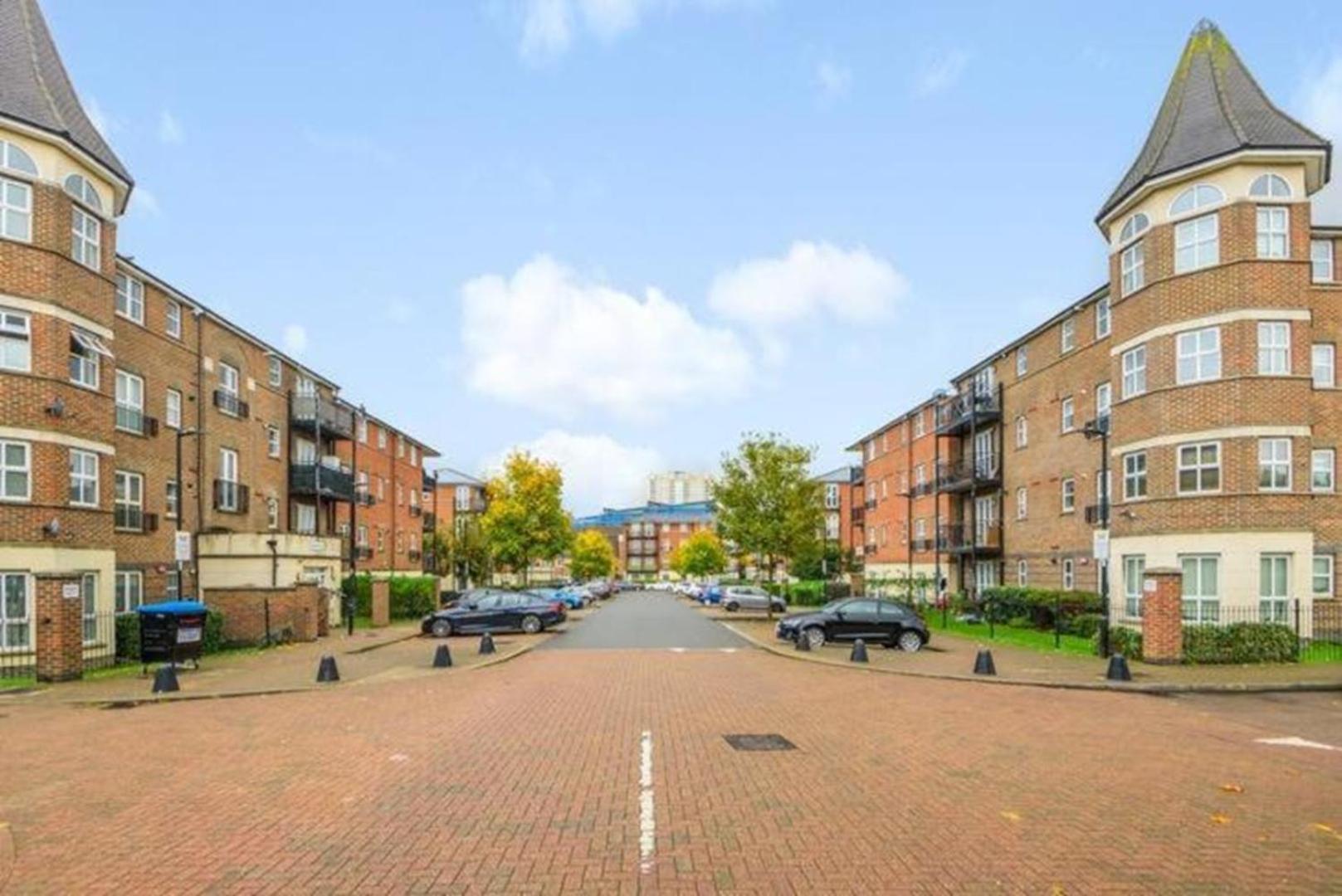 2 Bed 2 Bath - Free Parking - 3min Walk To The Train Station - 19min To Liverpool Street 5min To Victoria Line 1gb Broadband Super Fast Internet Ground Floor 100s Of Shops Restaurants Bakeries 24-hour Asda Superst Apartment *