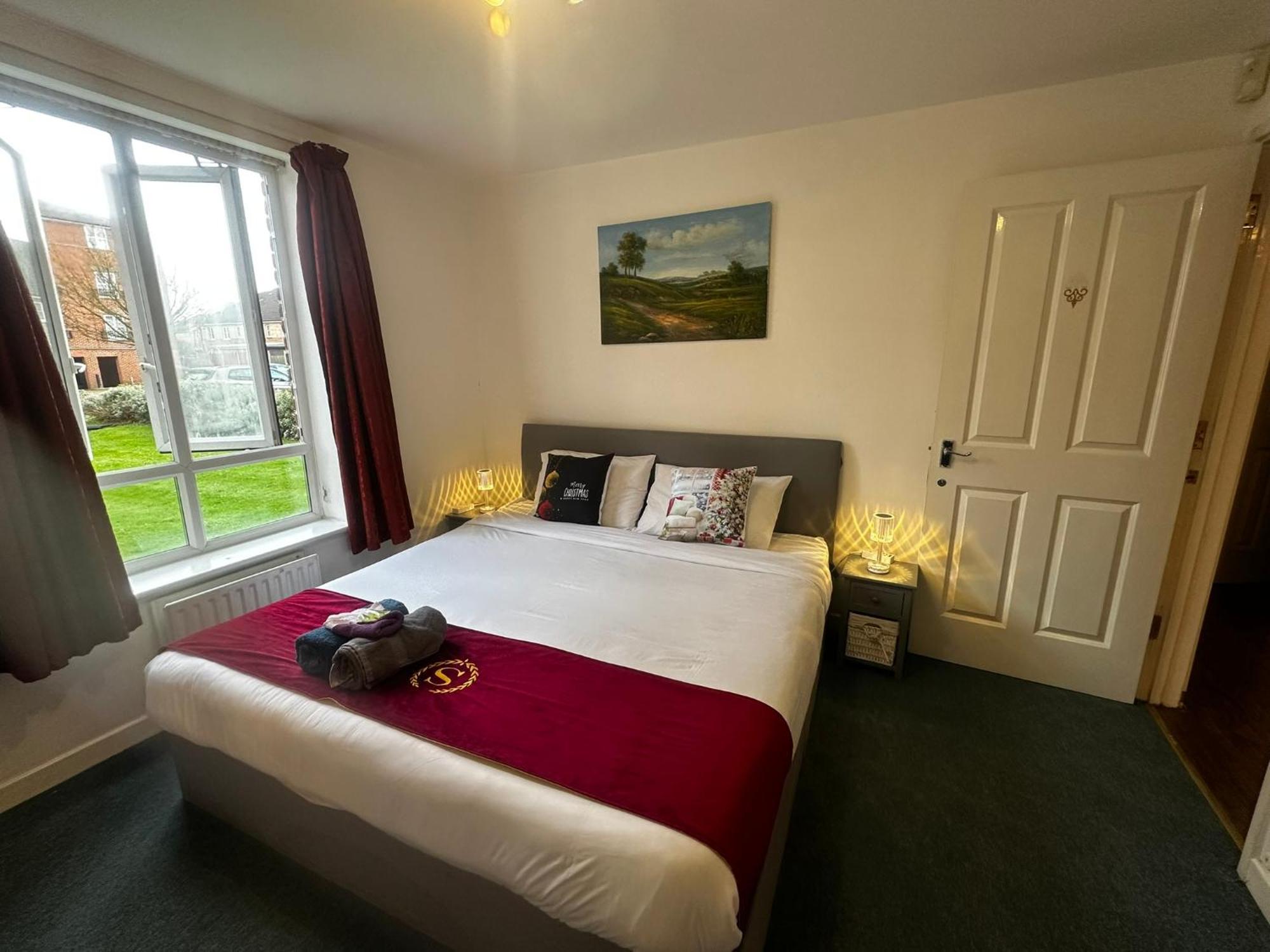 2 Bed 2 Bath - Free Parking - 3min Walk To The Train Station - 19min To Liverpool Street 5min To Victoria Line 1gb Broadband Super Fast Internet Ground Floor 100s Of Shops Restaurants Bakeries 24-hour Asda Superst *