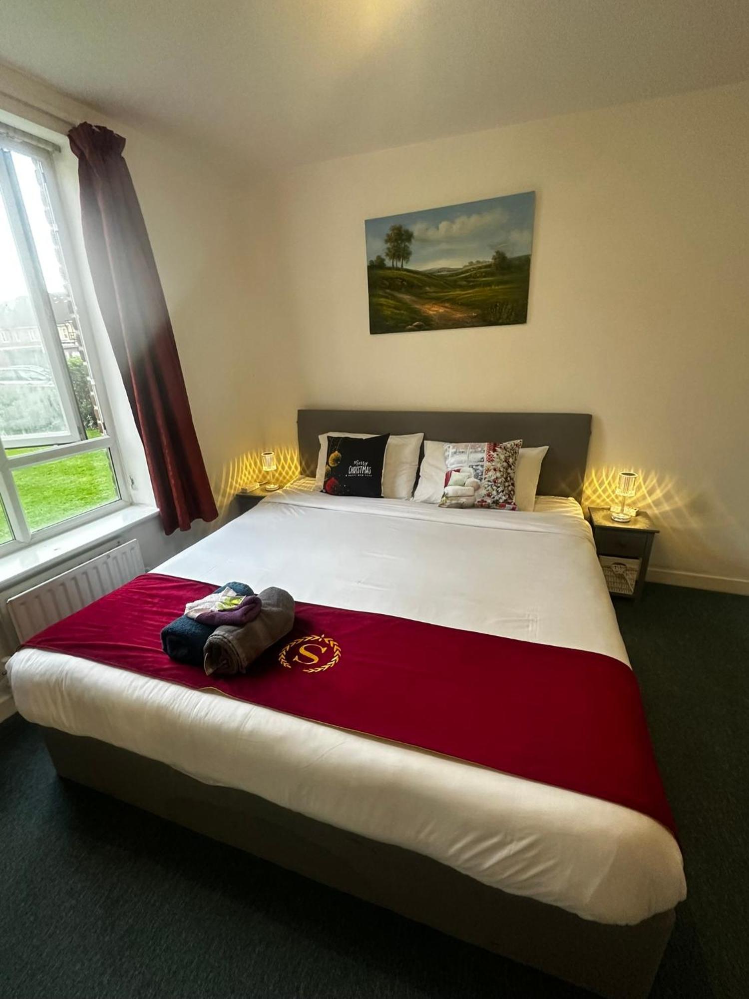 Apartment 2 Bed 2 Bath - Free Parking - 3min Walk To The Train Station - 19min To Liverpool Street 5min To Victoria Line 1gb Broadband Super Fast Internet Ground Floor 100s Of Shops Restaurants Bakeries 24-hour Asda Superst *