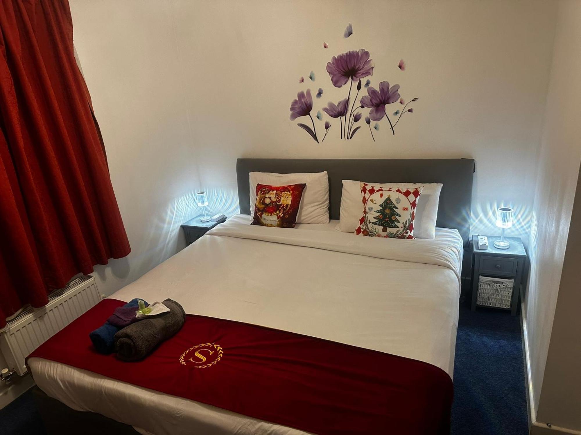 2 Bed 2 Bath - Free Parking - 3min Walk To The Train Station - 19min To Liverpool Street 5min To Victoria Line 1gb Broadband Super Fast Internet Ground Floor 100s Of Shops Restaurants Bakeries 24-hour Asda Superst London