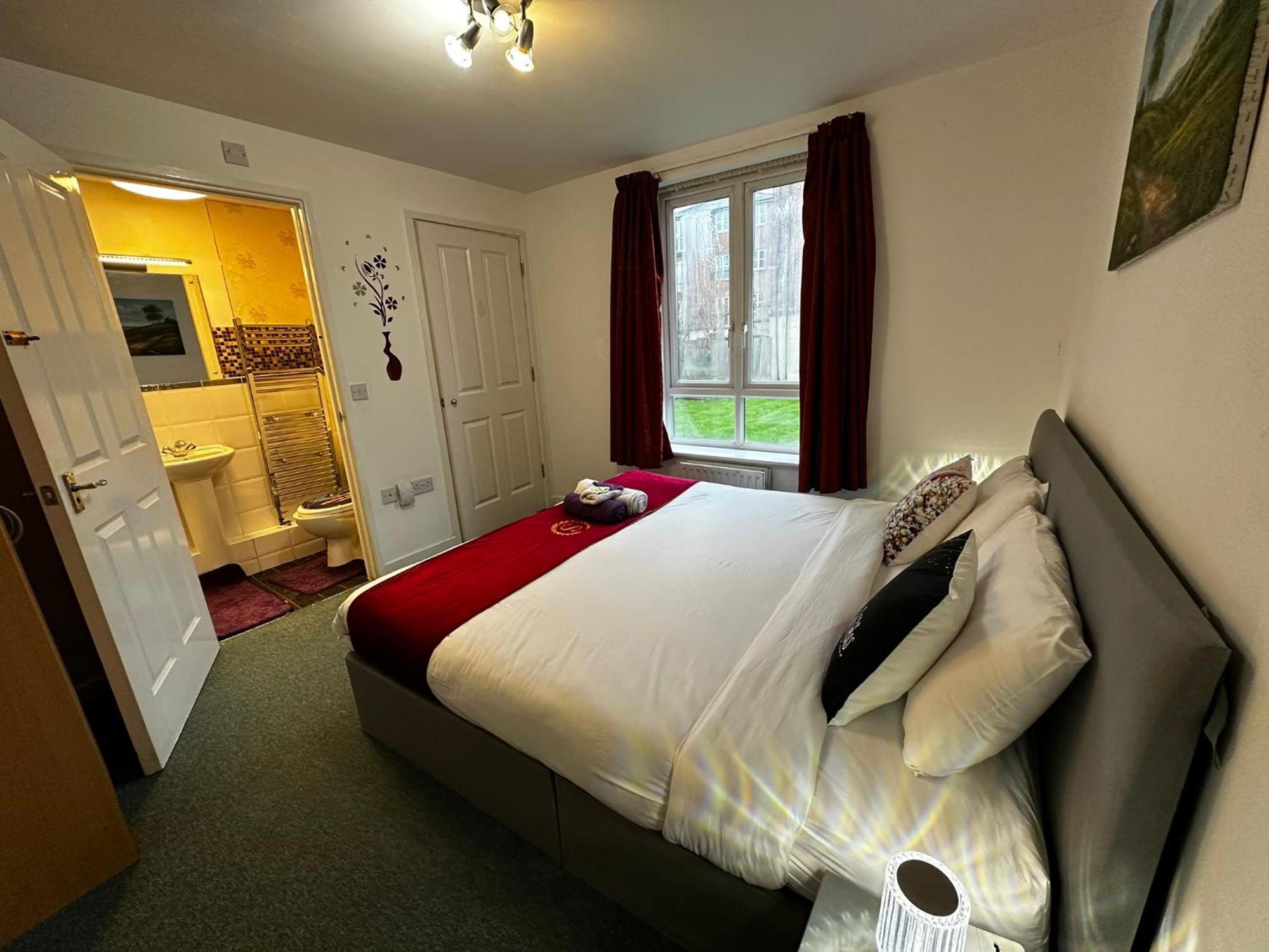 2 Bed 2 Bath - Free Parking - 3min Walk To The Train Station - 19min To Liverpool Street 5min To Victoria Line 1gb Broadband Super Fast Internet Ground Floor 100s Of Shops Restaurants Bakeries 24-hour Asda Superst *