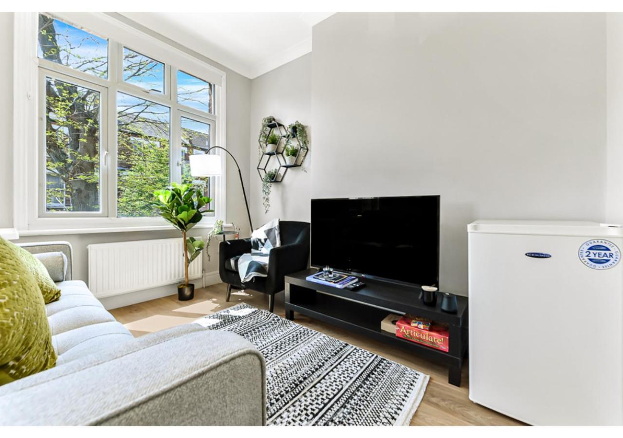 Energizing Getaway: Newly Renovated 2 Bedroom Flat *