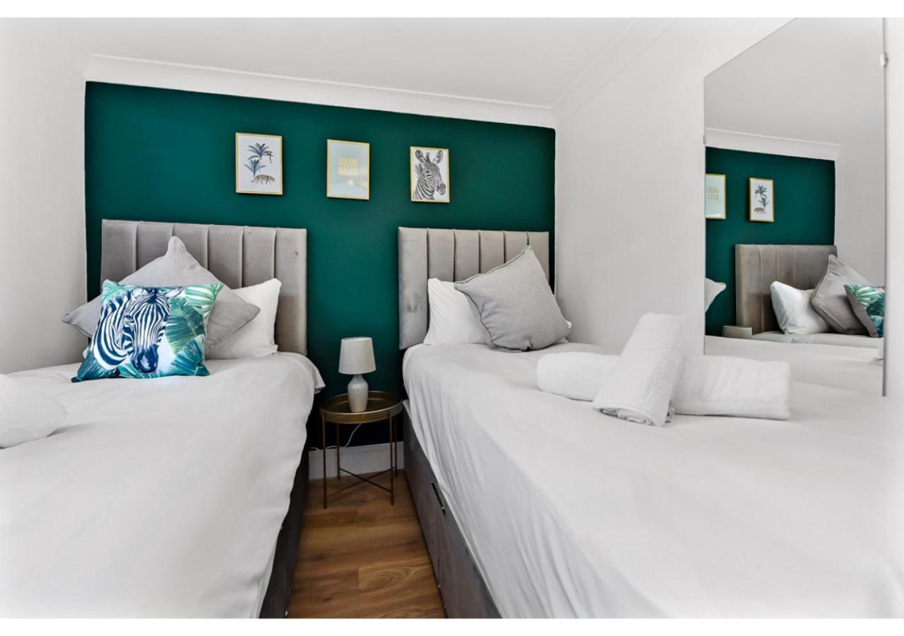 Apartment Energizing Getaway: Newly Renovated 2 Bedroom Flat London