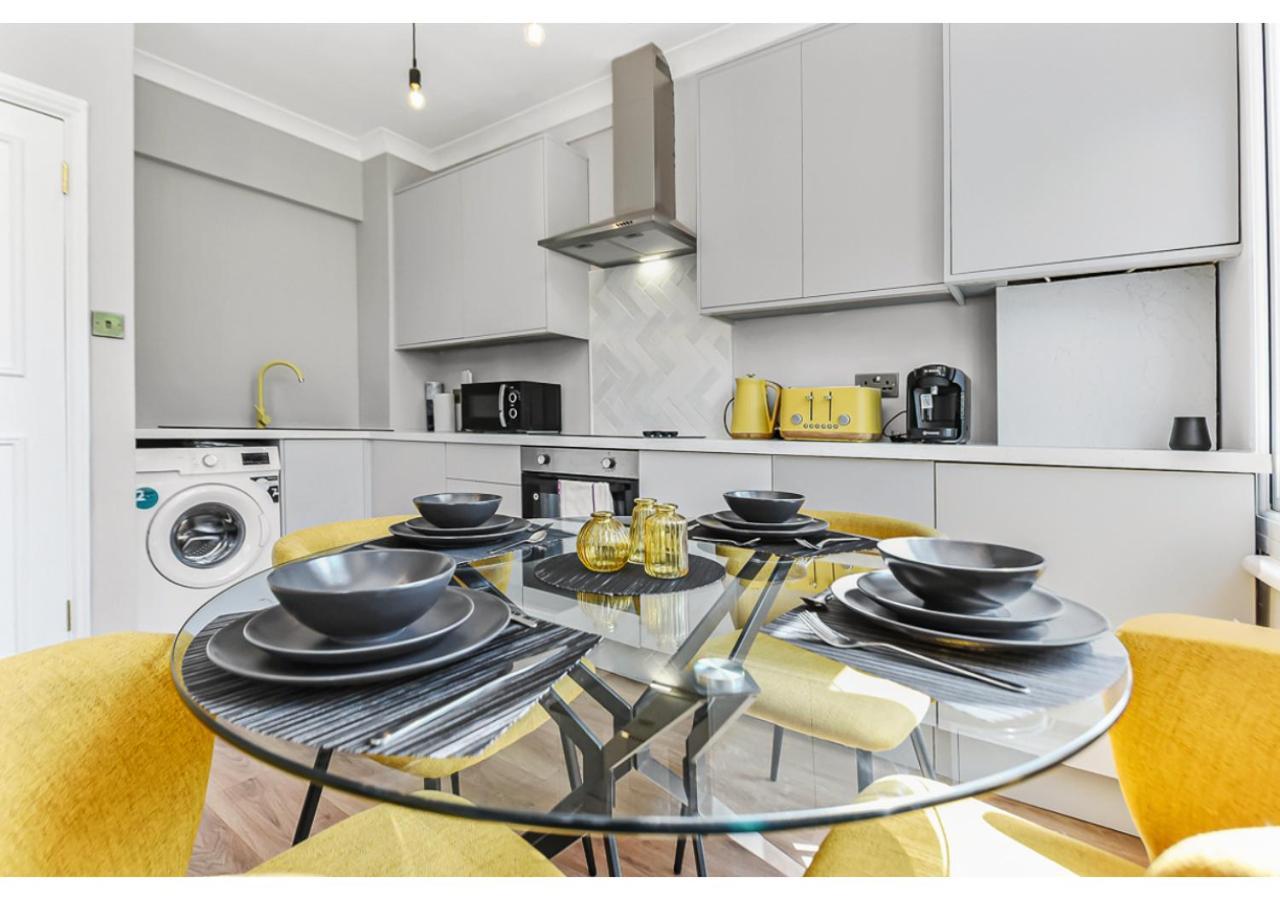 Apartment Energizing Getaway: Newly Renovated 2 Bedroom Flat London