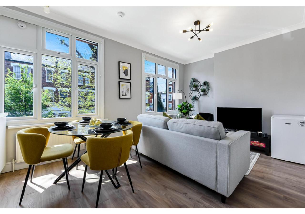 Energizing Getaway: Newly Renovated 2 Bedroom Flat * London