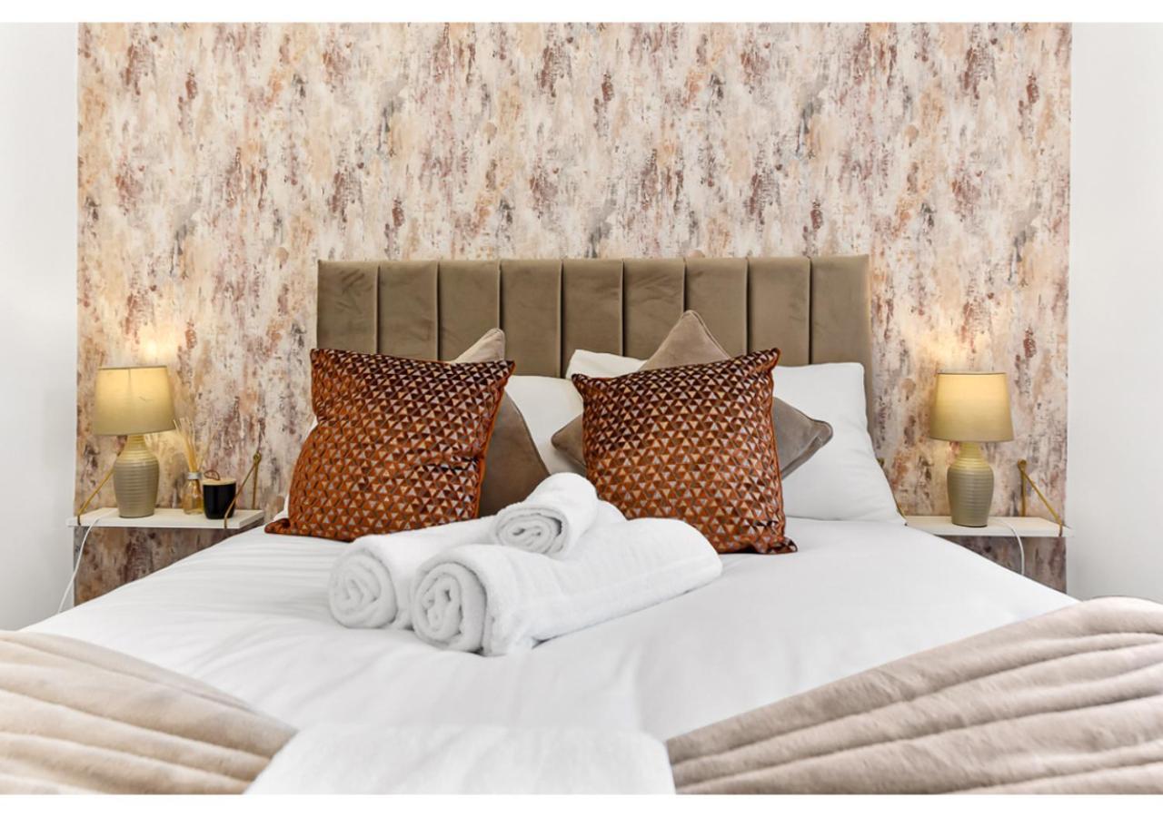 Energizing Getaway: Newly Renovated 2 Bedroom Flat *