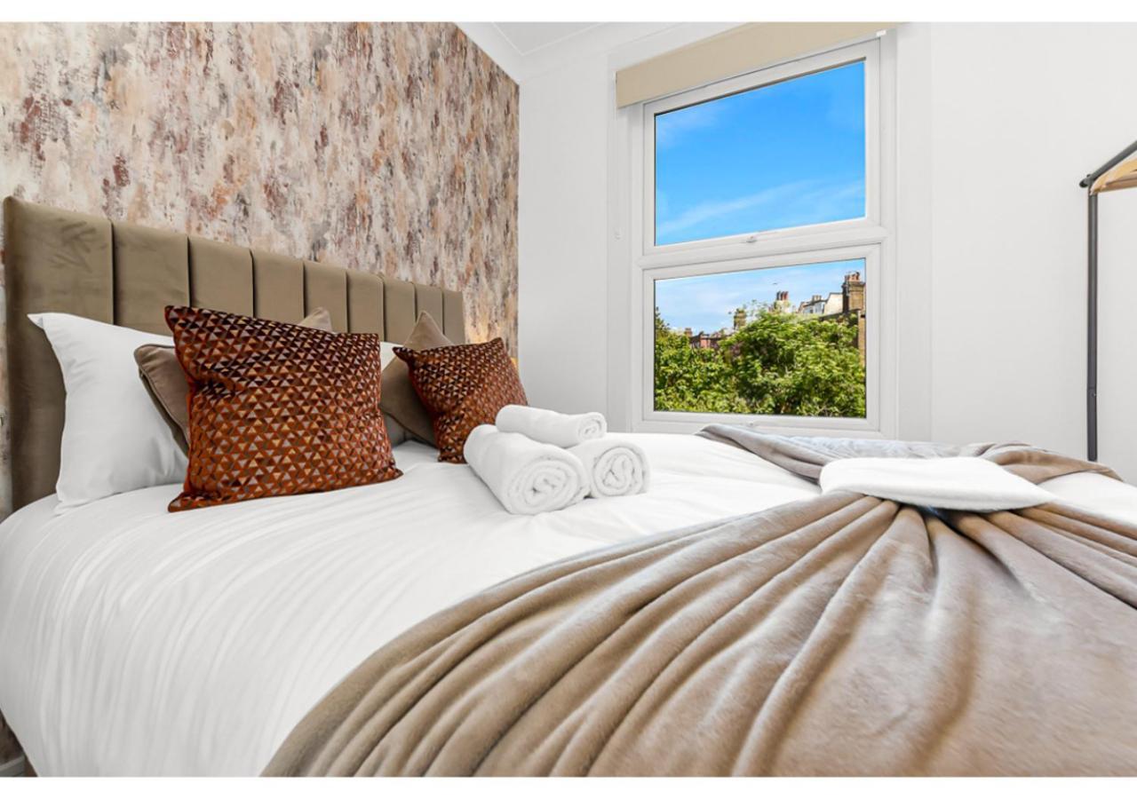 Energizing Getaway: Newly Renovated 2 Bedroom Flat *