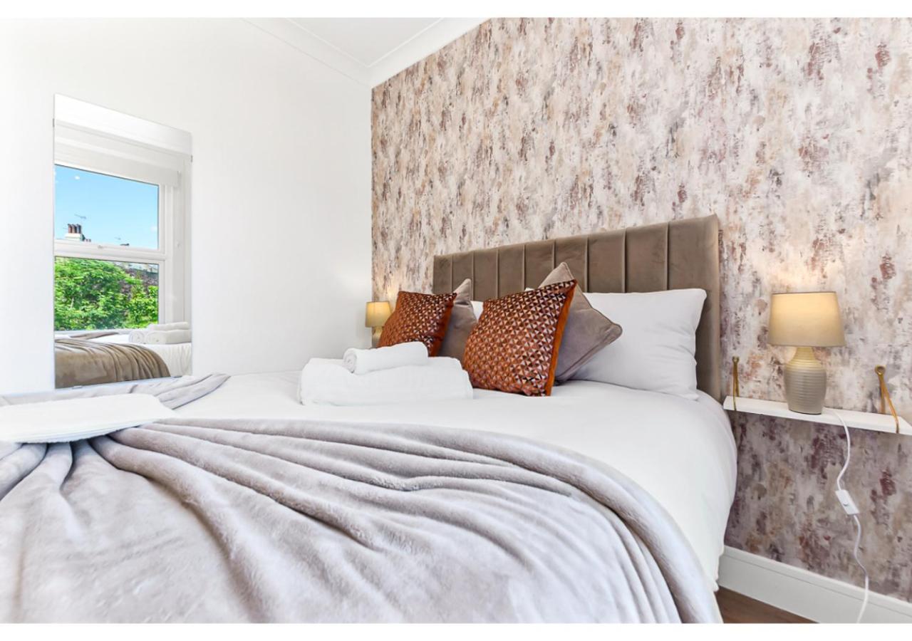 Energizing Getaway: Newly Renovated 2 Bedroom Flat Apartment *