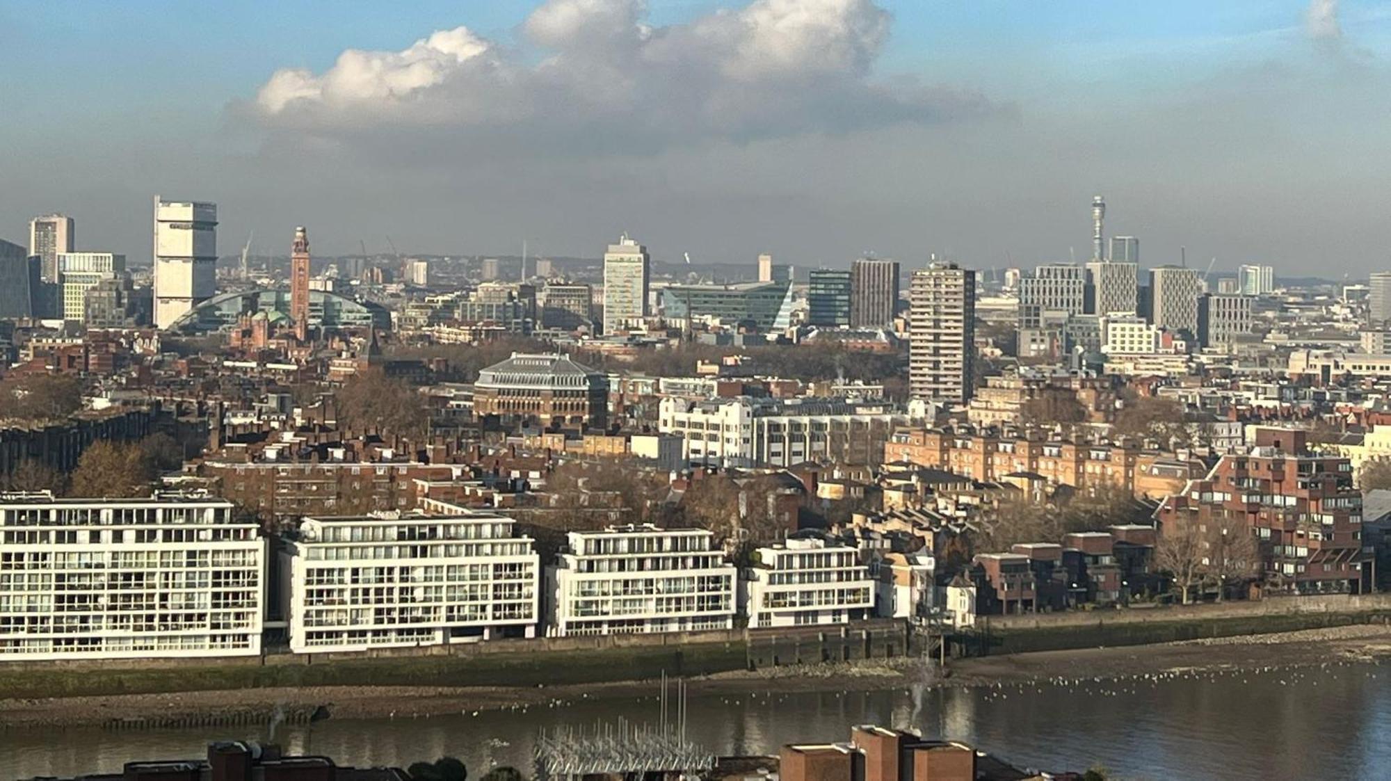 New 2 Bedroom Flat Riverview Balcony Londen