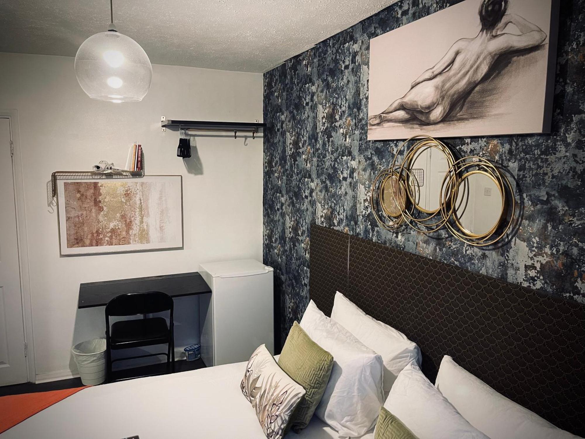 R1 Superking Sized Bed & 65