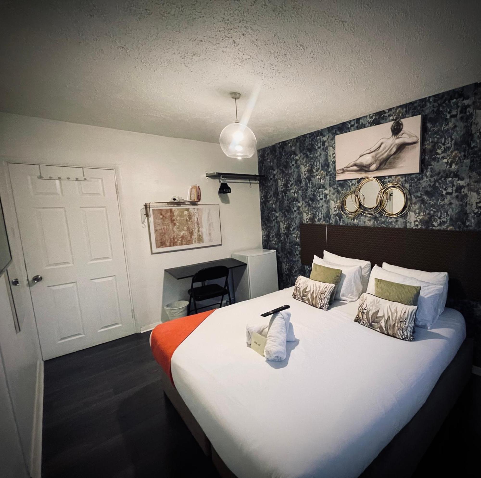 R1 Superking Sized Bed & 65