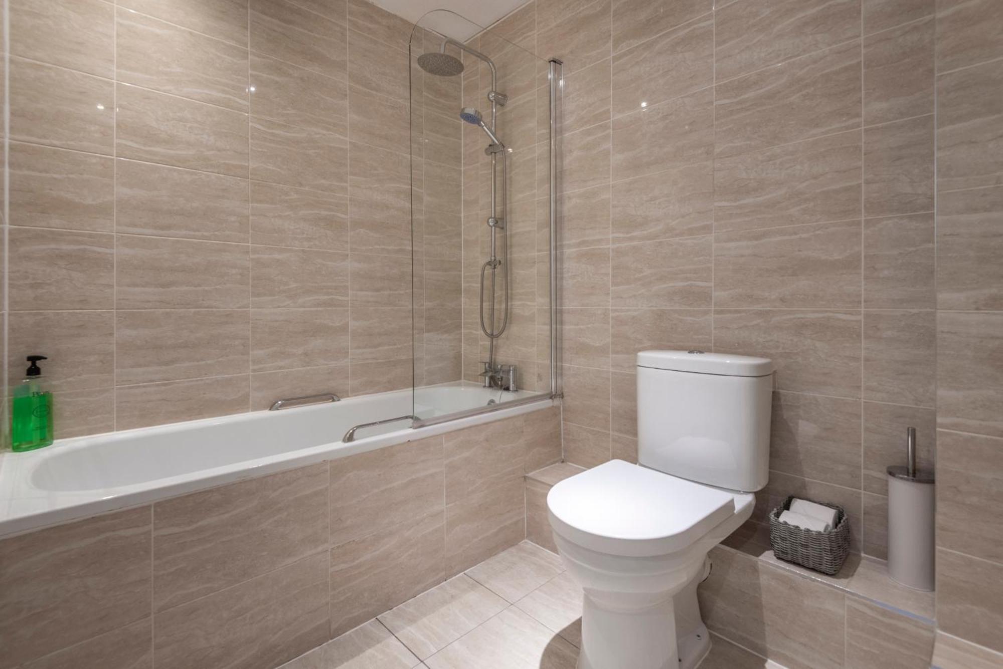2 Bed Town House With Garden In Hackney, Apartment London