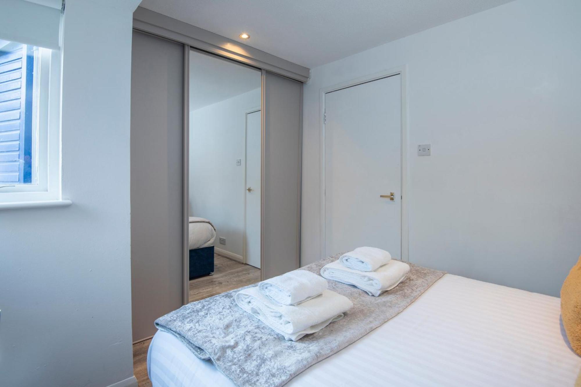 Apartment 2 Bed Town House With Garden In Hackney, *