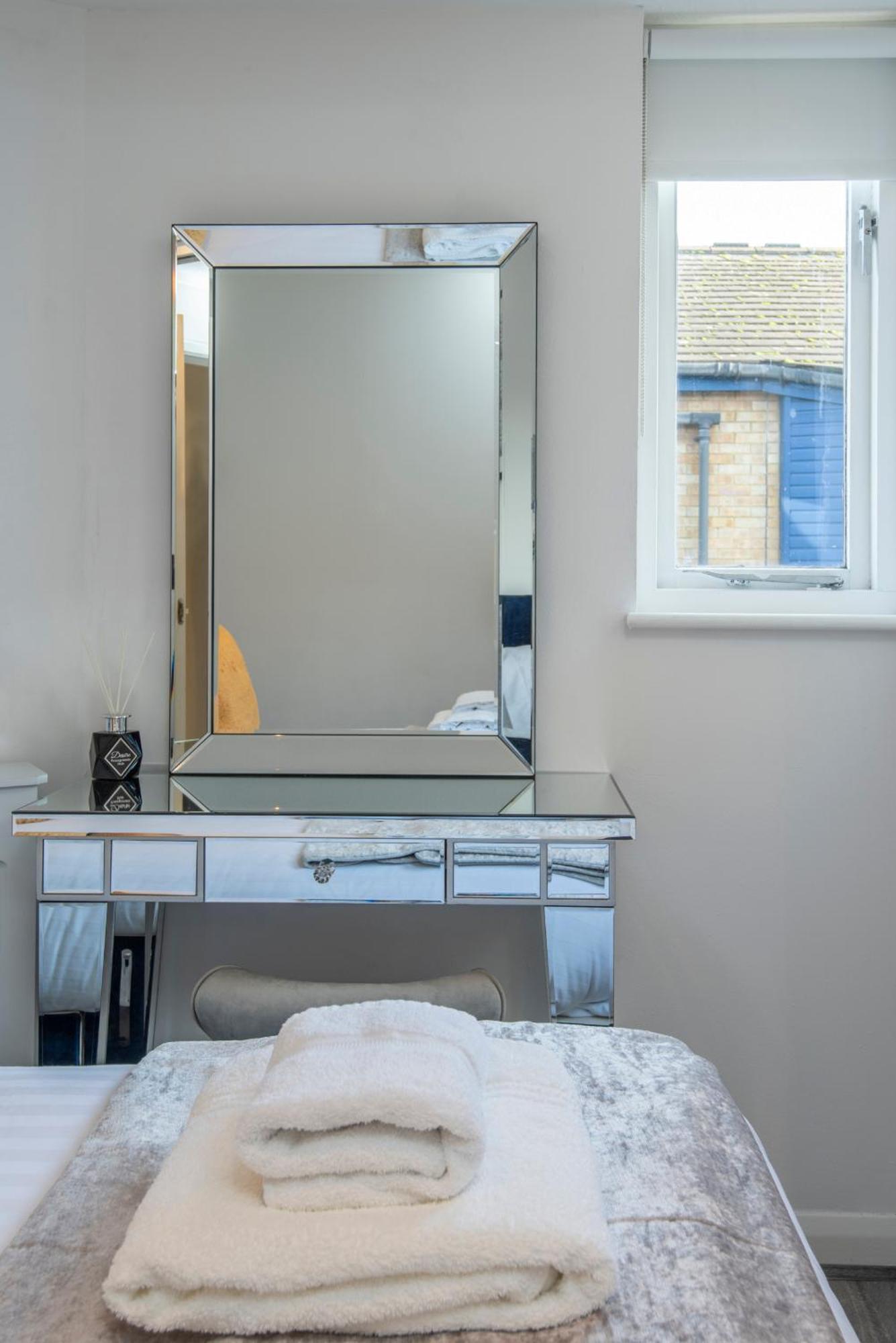 2 Bed Town House With Garden In Hackney, Apartment *