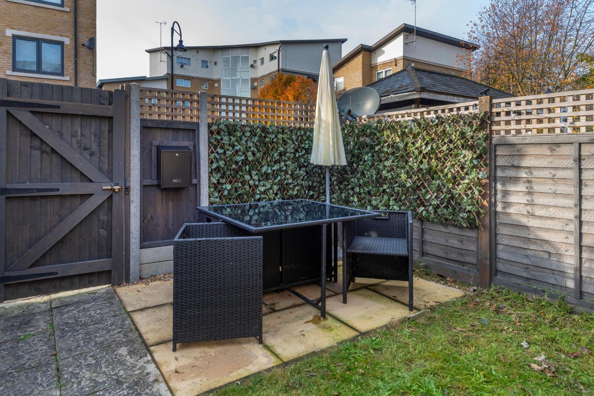 Apartment 2 Bed Town House With Garden In Hackney, *