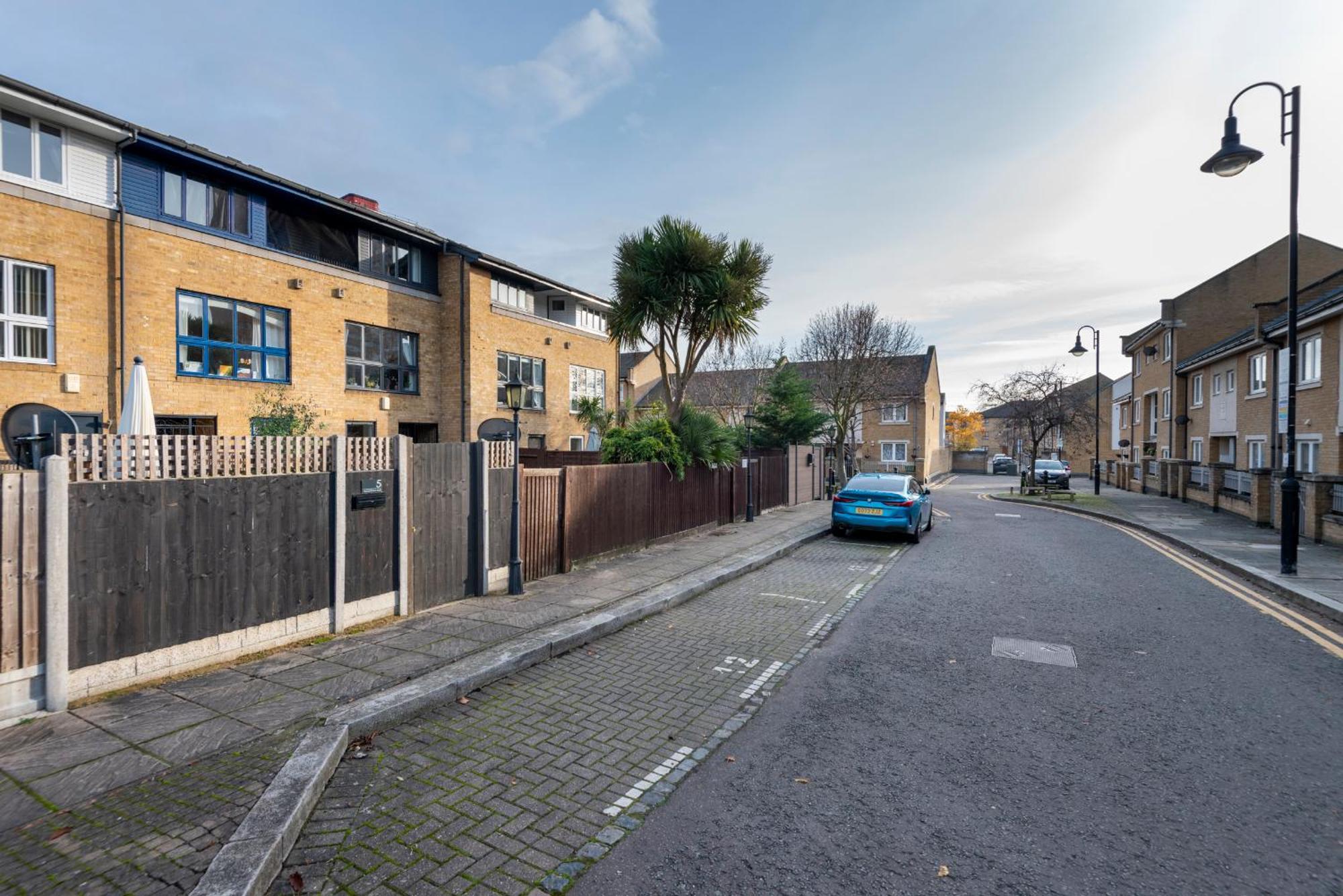 Apartment 2 Bed Town House With Garden In Hackney,