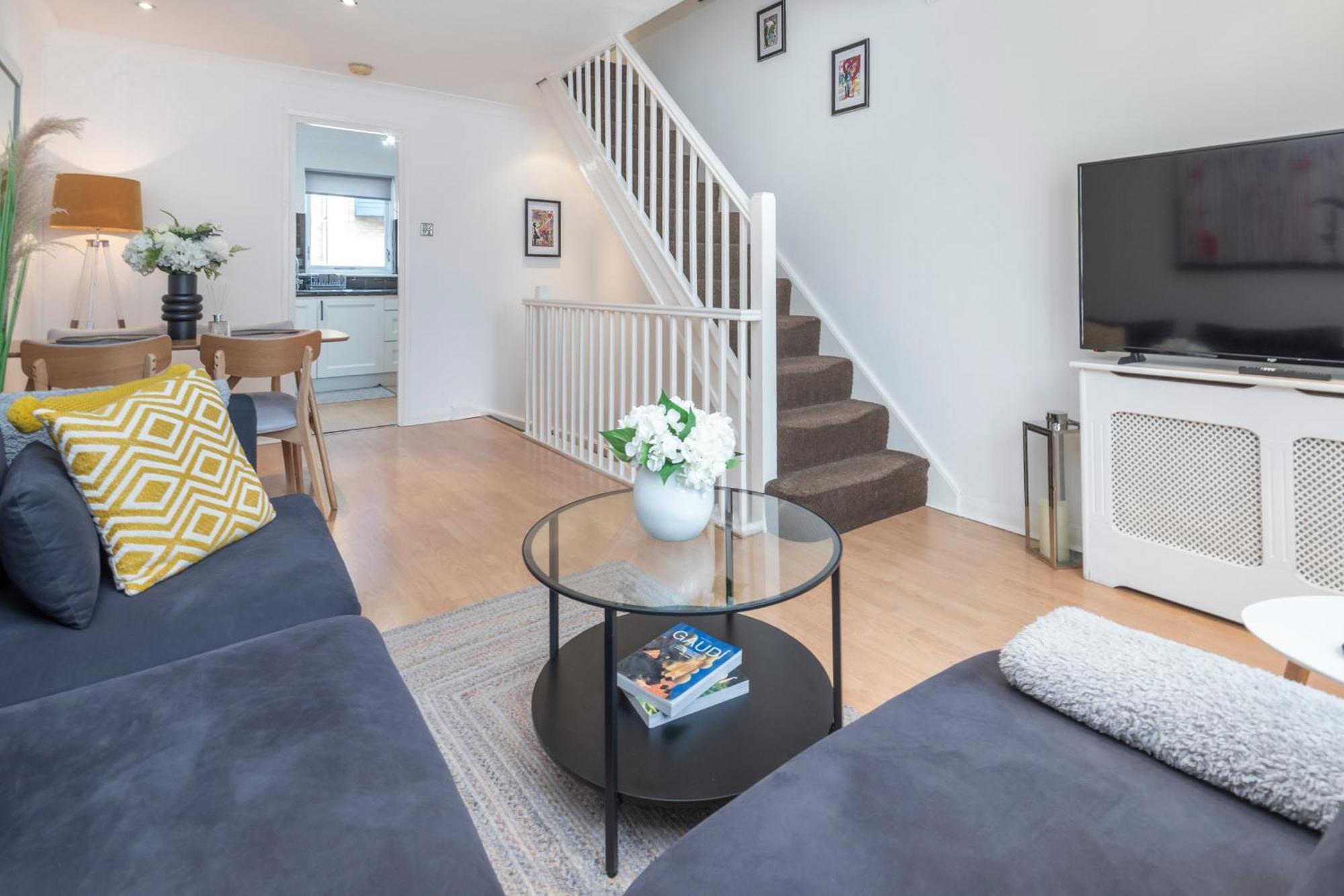 2 Bed Town House With Garden In Hackney, Apartment London