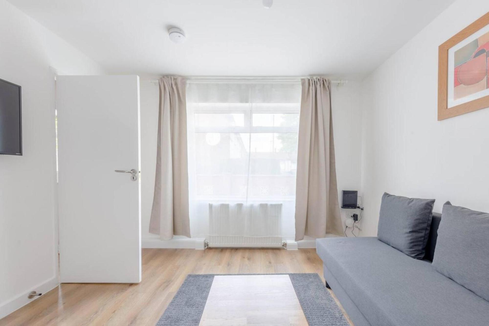 Apartment 2bd East Sleeps 7!