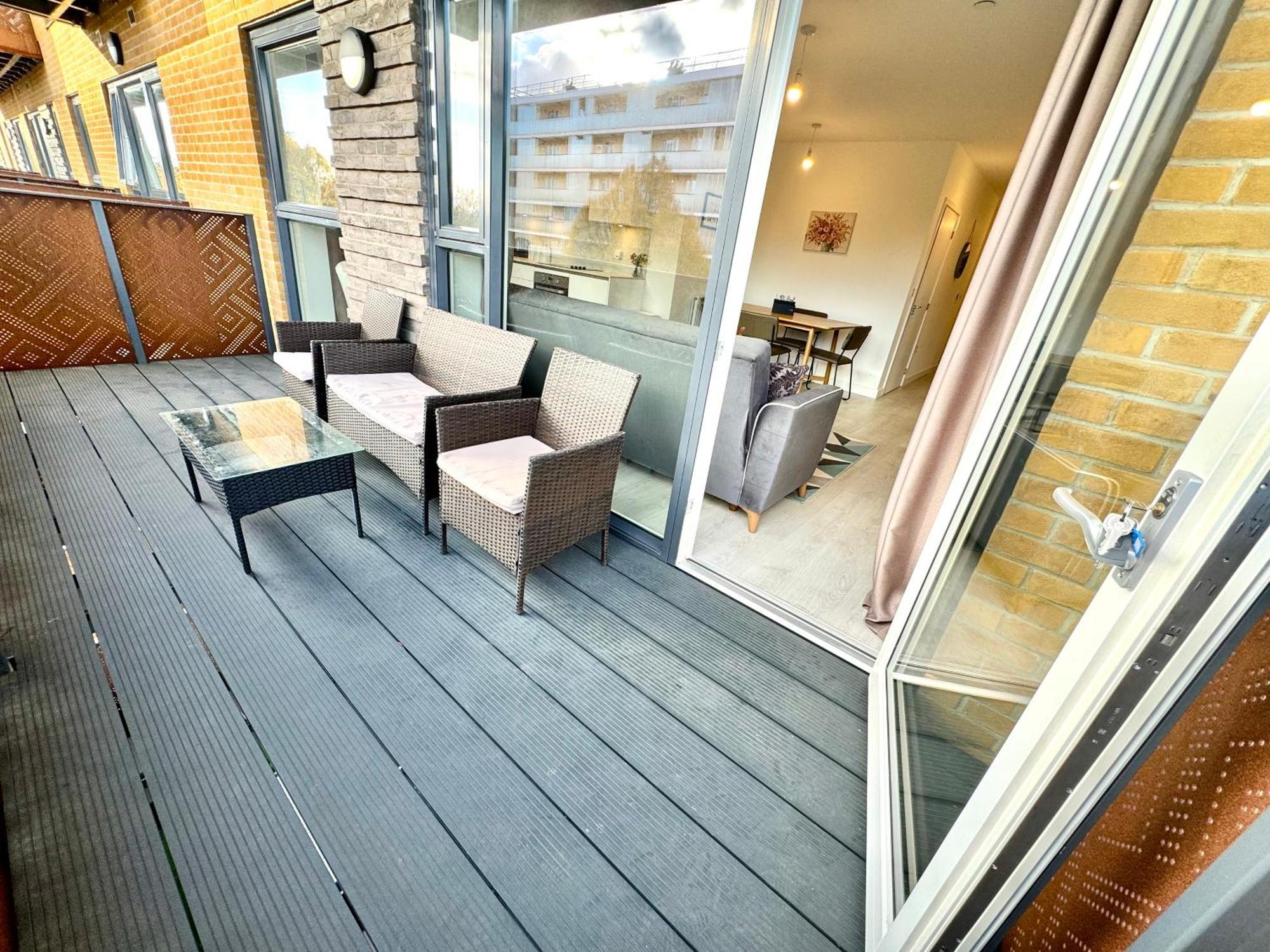 3bedroom, 2bathroom, Balcony,luxury Flat Westfield * London