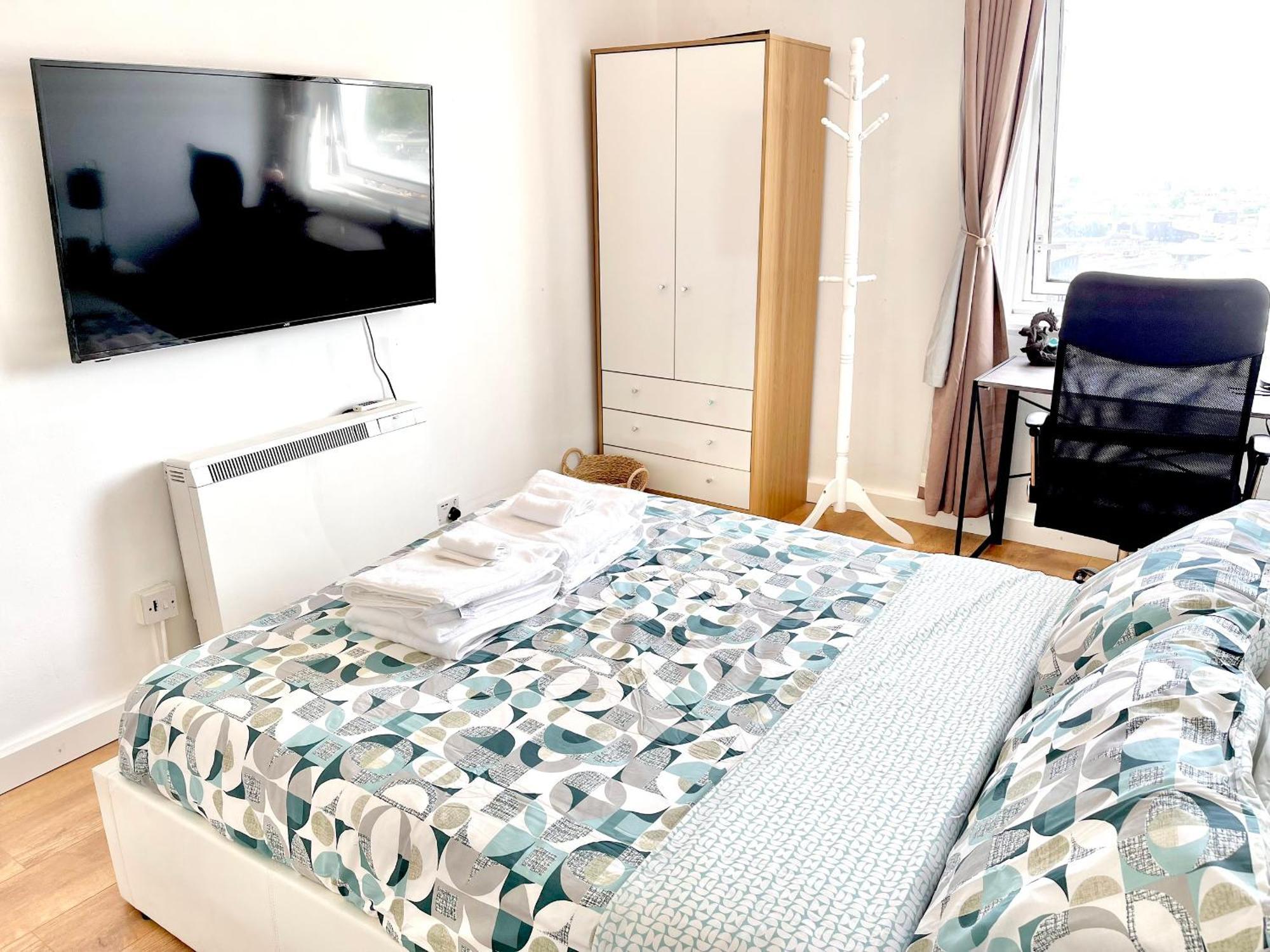 Paddington Flat Close To Station With Patio * Londen