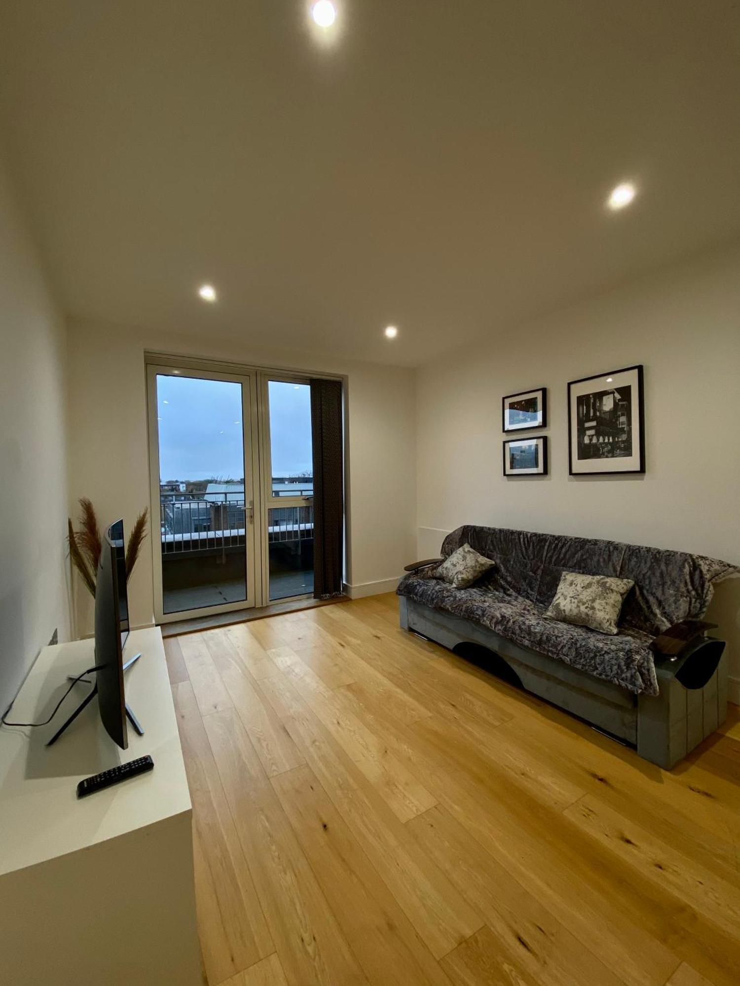 Spacious 2 Bedroom Penthouse Retreat Apartment *