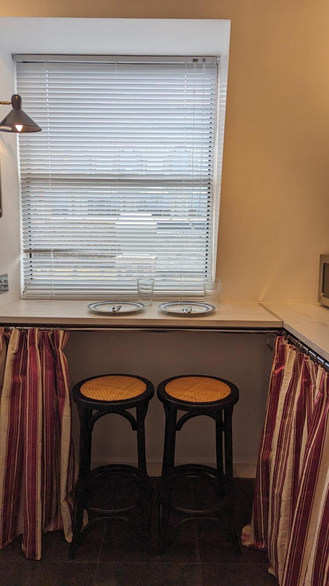 Apartment Charming & Quaint Old Compton - Quiet Guests Only Allowed, No Parties Allowed, Over 25 Years Old Or Families *