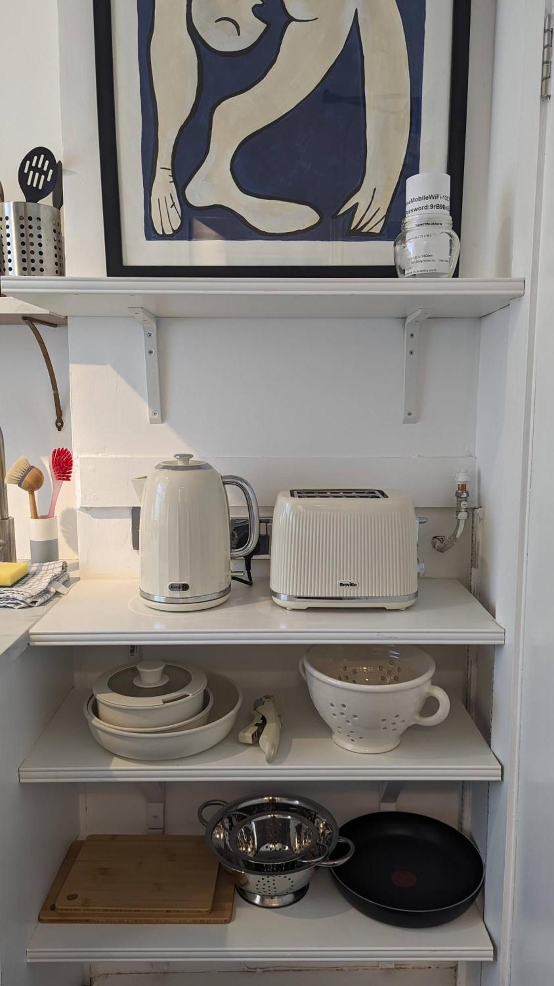 Charming & Quaint Old Compton - Quiet Guests Only Allowed, No Parties Allowed, Over 25 Years Old Or Families