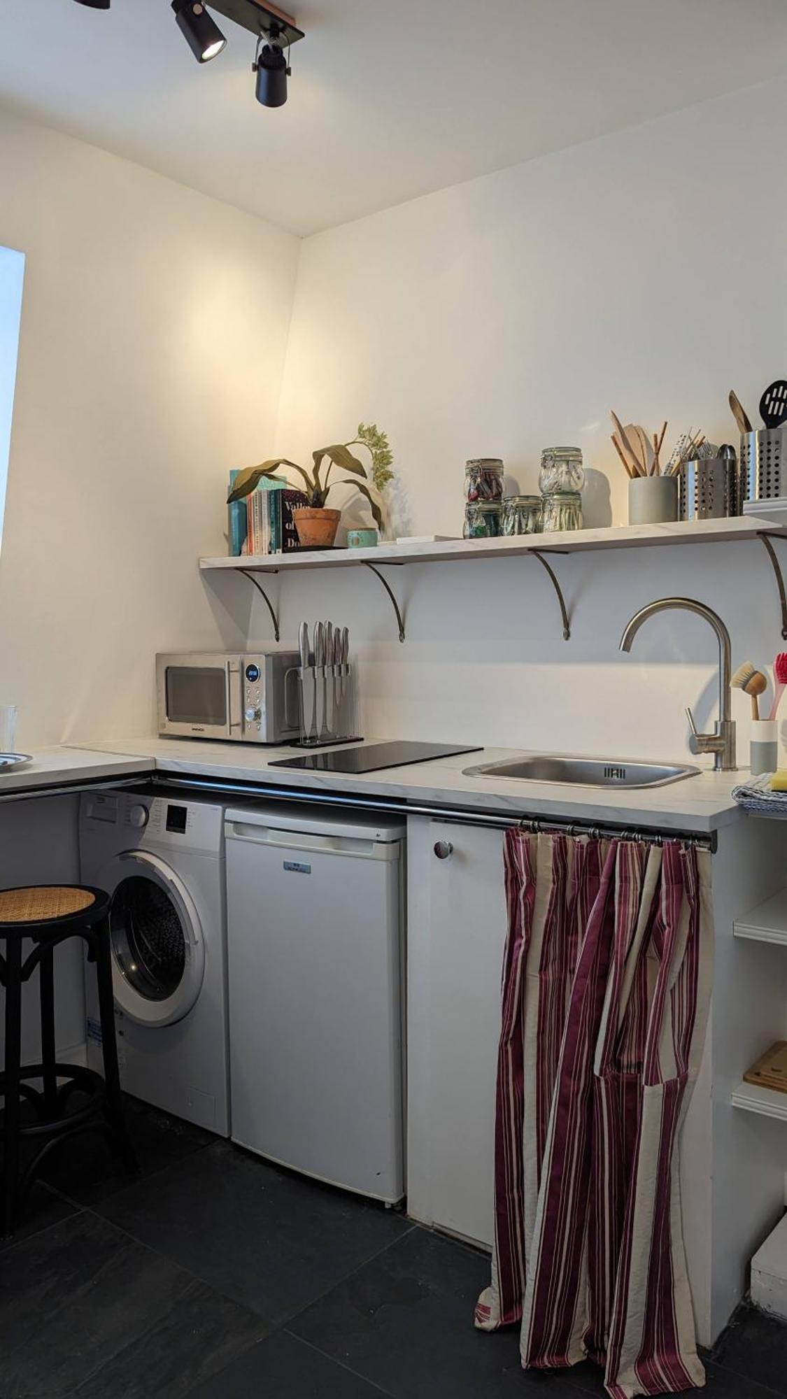 Apartment Charming & Quaint Old Compton - Quiet Guests Only Allowed, No Parties Allowed, Over 25 Years Old Or Families *