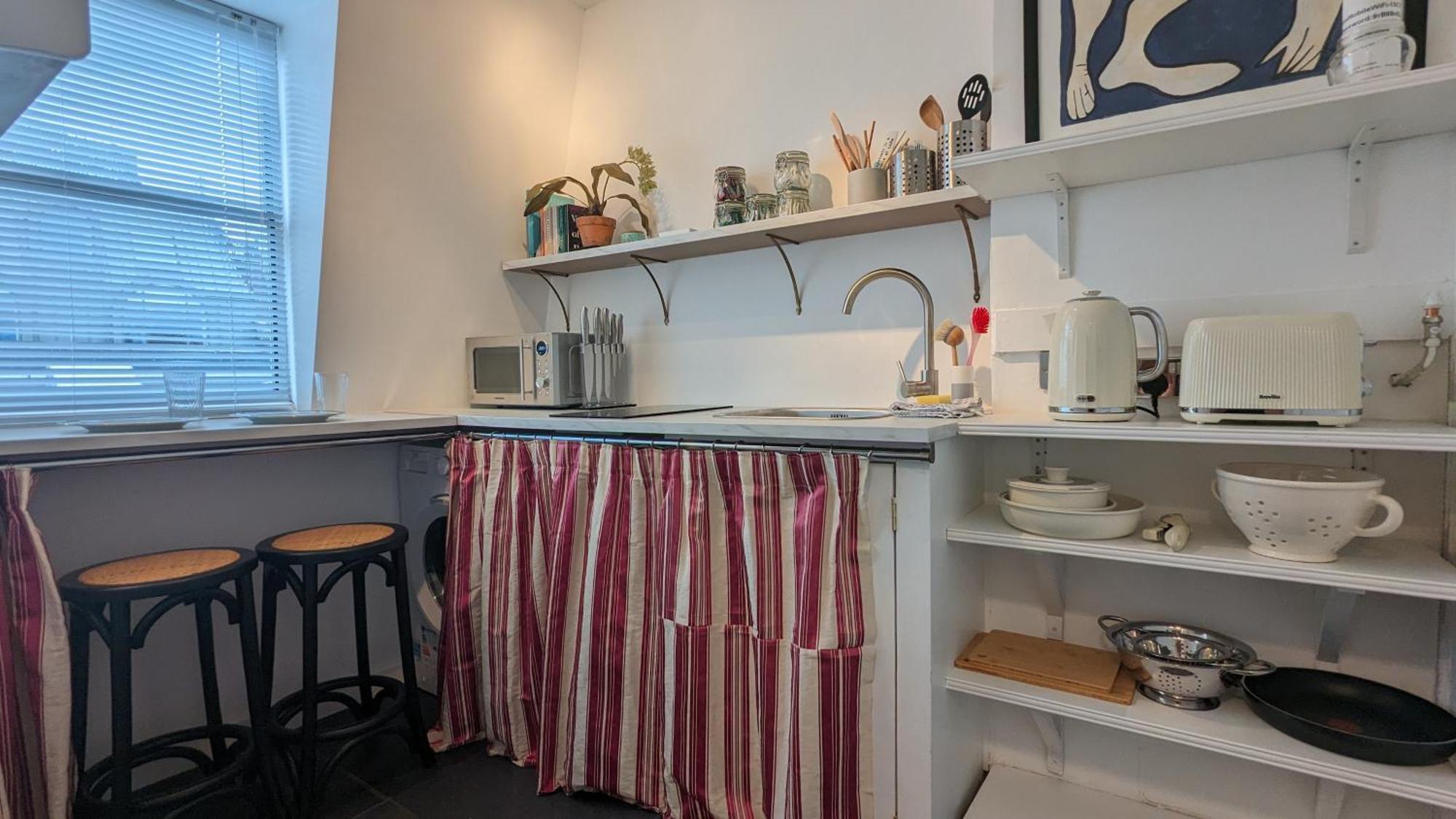 Charming & Quaint Old Compton - Quiet Guests Only Allowed, No Parties Allowed, Over 25 Years Old Or Families Apartment London