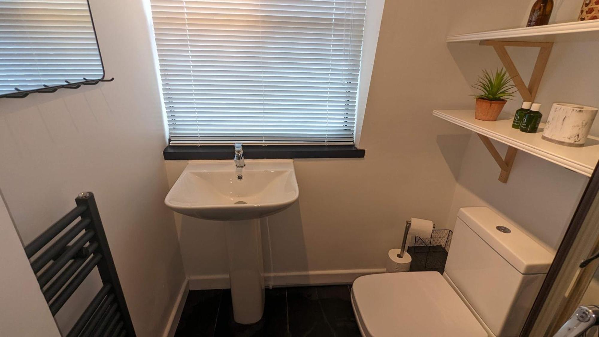 Apartment Charming & Quaint Old Compton - Quiet Guests Only Allowed, No Parties Allowed, Over 25 Years Old Or Families *