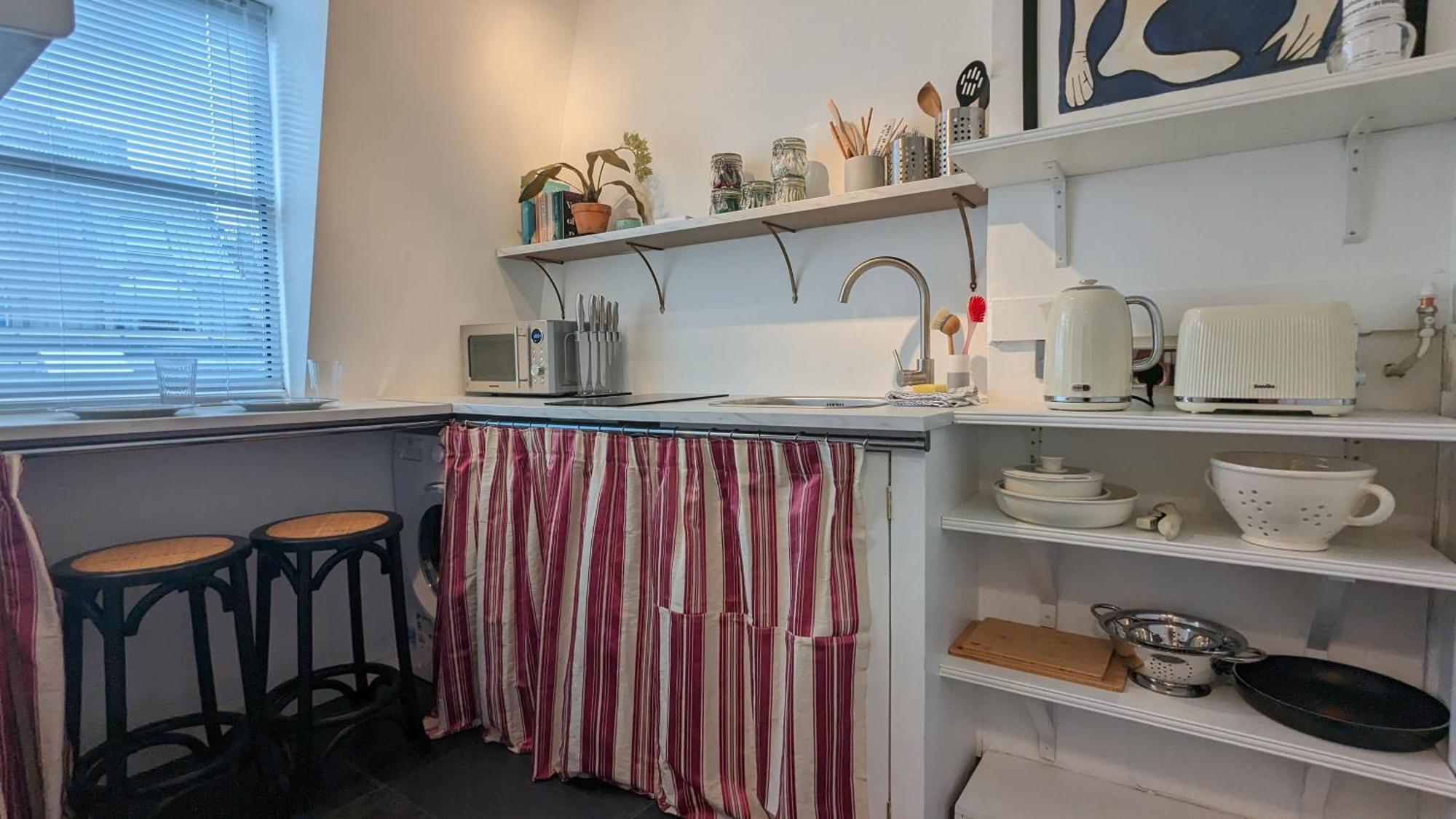 Charming & Quaint Old Compton - Quiet Guests Only Allowed, No Parties Allowed, Over 25 Years Old Or Families London