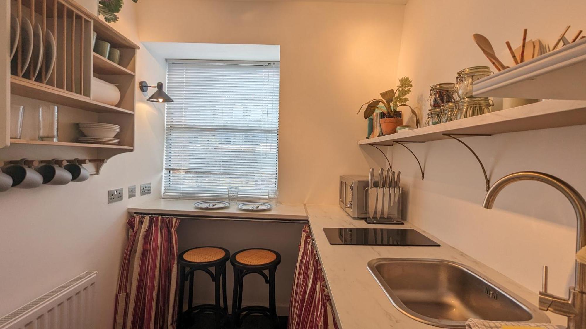 Charming & Quaint Old Compton - Quiet Guests Only Allowed, No Parties Allowed, Over 25 Years Old Or Families Apartment
