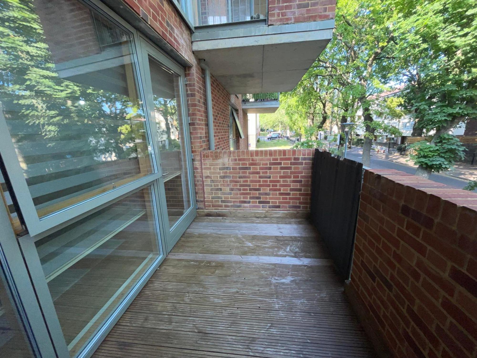 Spacious 2 Bedroom Modern Flat & Parking Apartment *