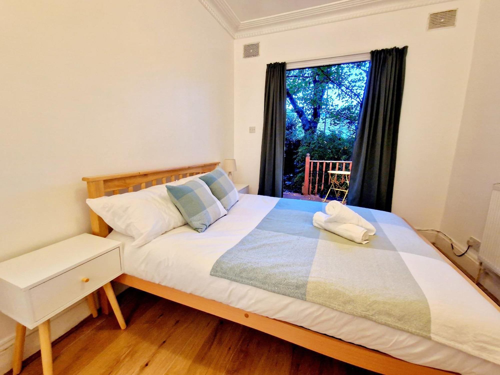 Lovely Ground Floor With High Ceiling And A Private Garden By Earl's Court Station Leilighet London