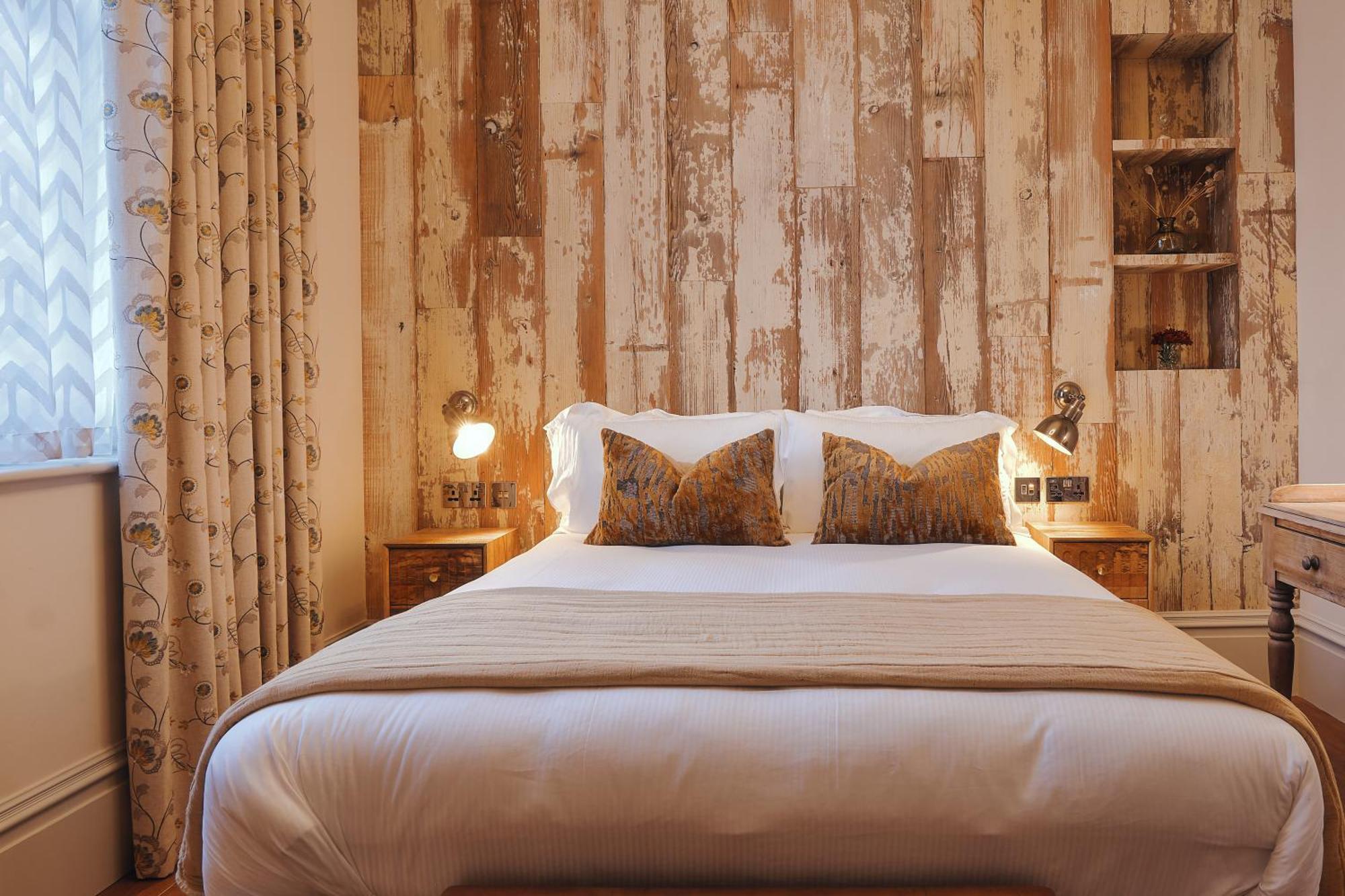 Inn The Black Lion Pub & Boutique