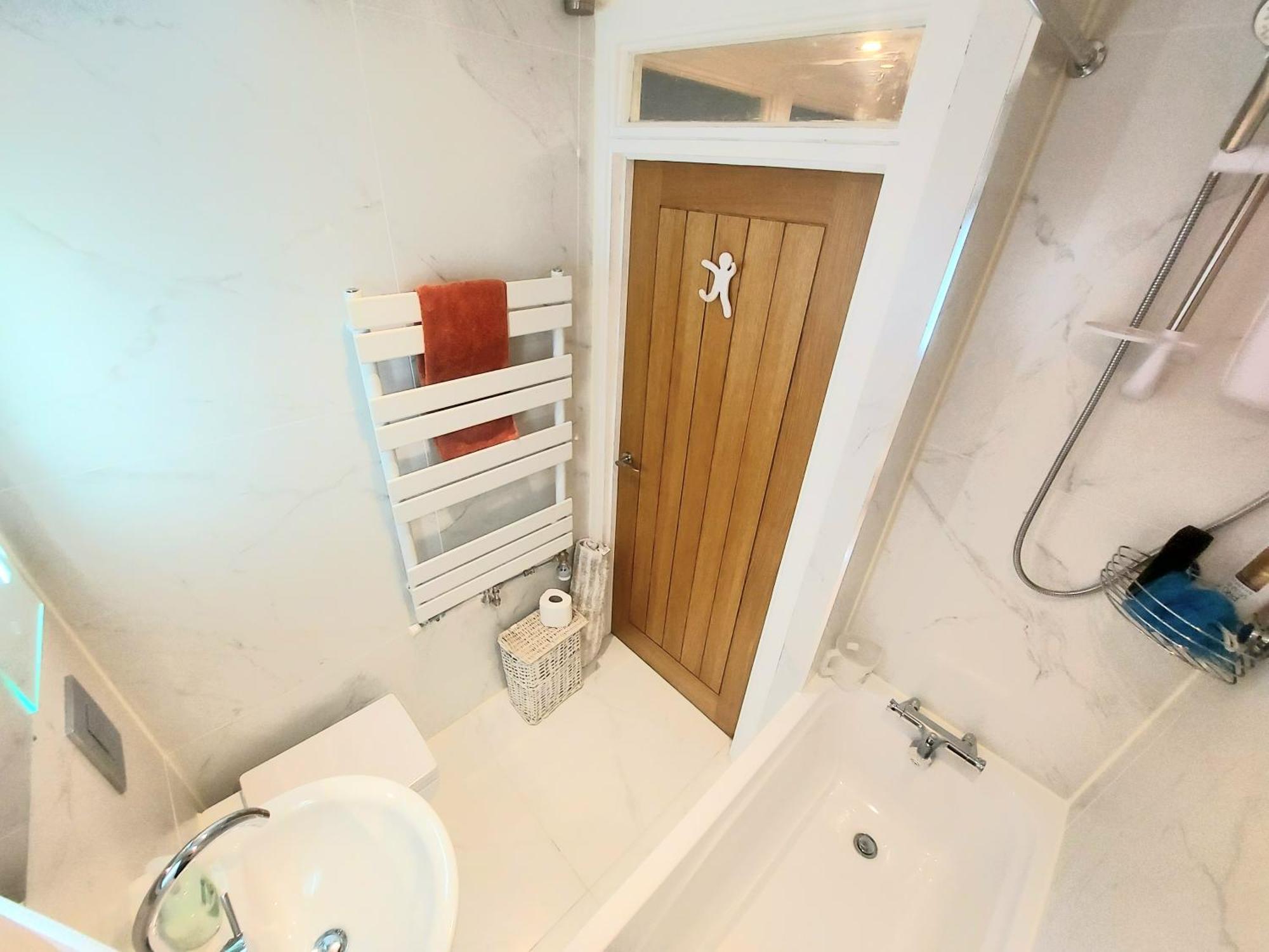 Free Parking - 4 Bed - 3 Bath - Sofa Bed - Digital Lock Entry * Londen