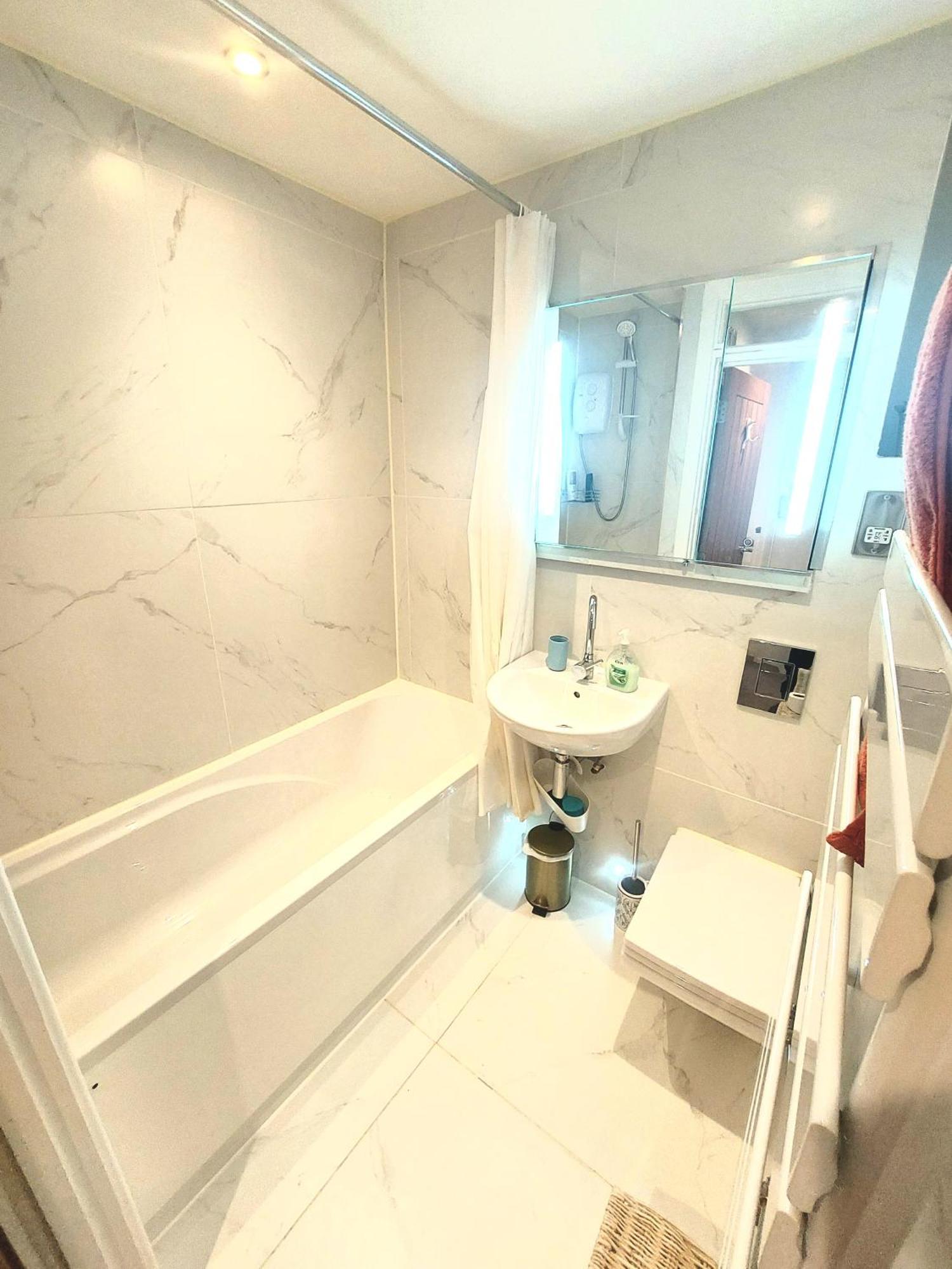 Free Parking - 4 Bed - 3 Bath - Sofa Bed - Digital Lock Entry Сasa de vacaciones *