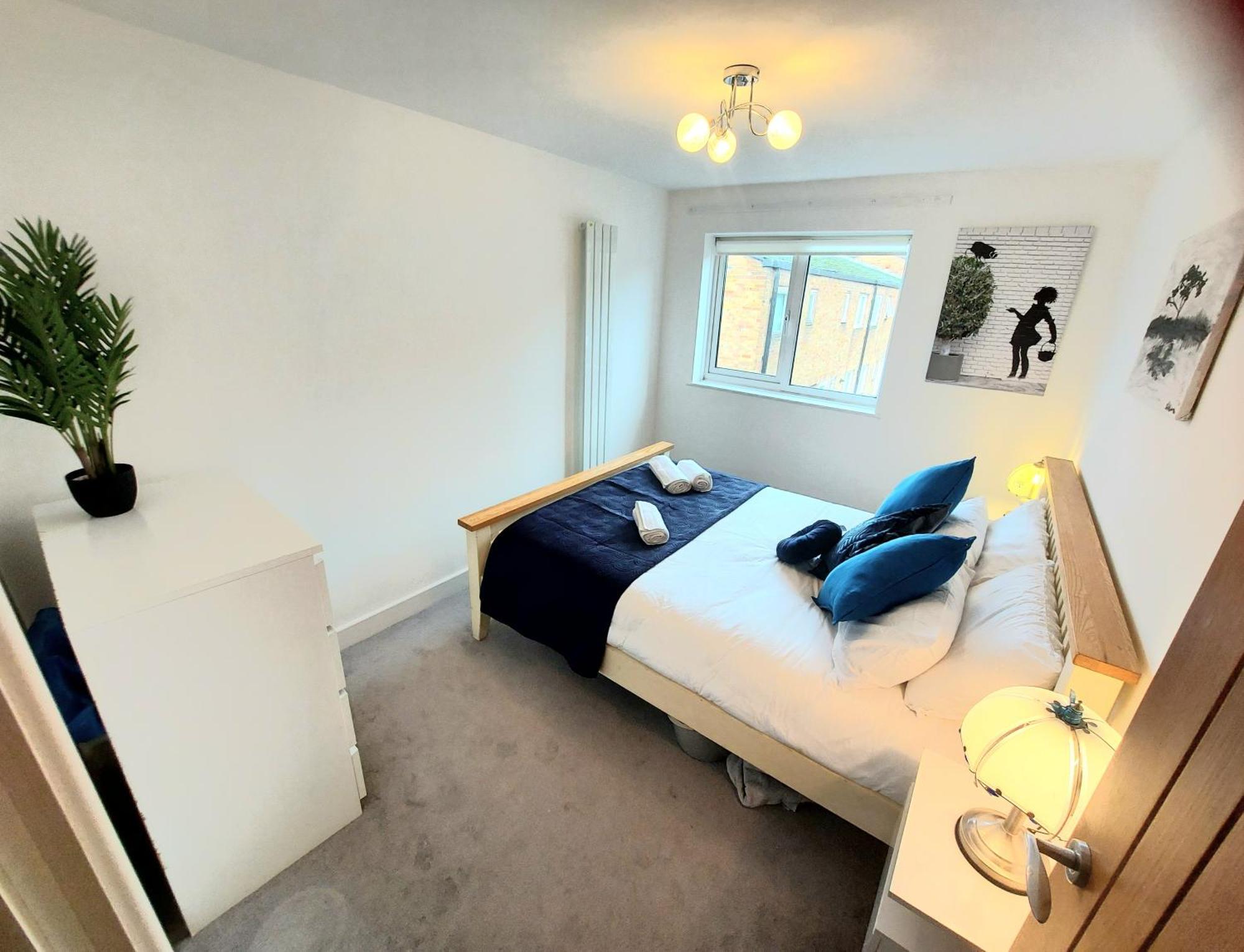 Free Parking - 4 Bed - 3 Bath - Sofa Bed - Digital Lock Entry Vakantiehuis *