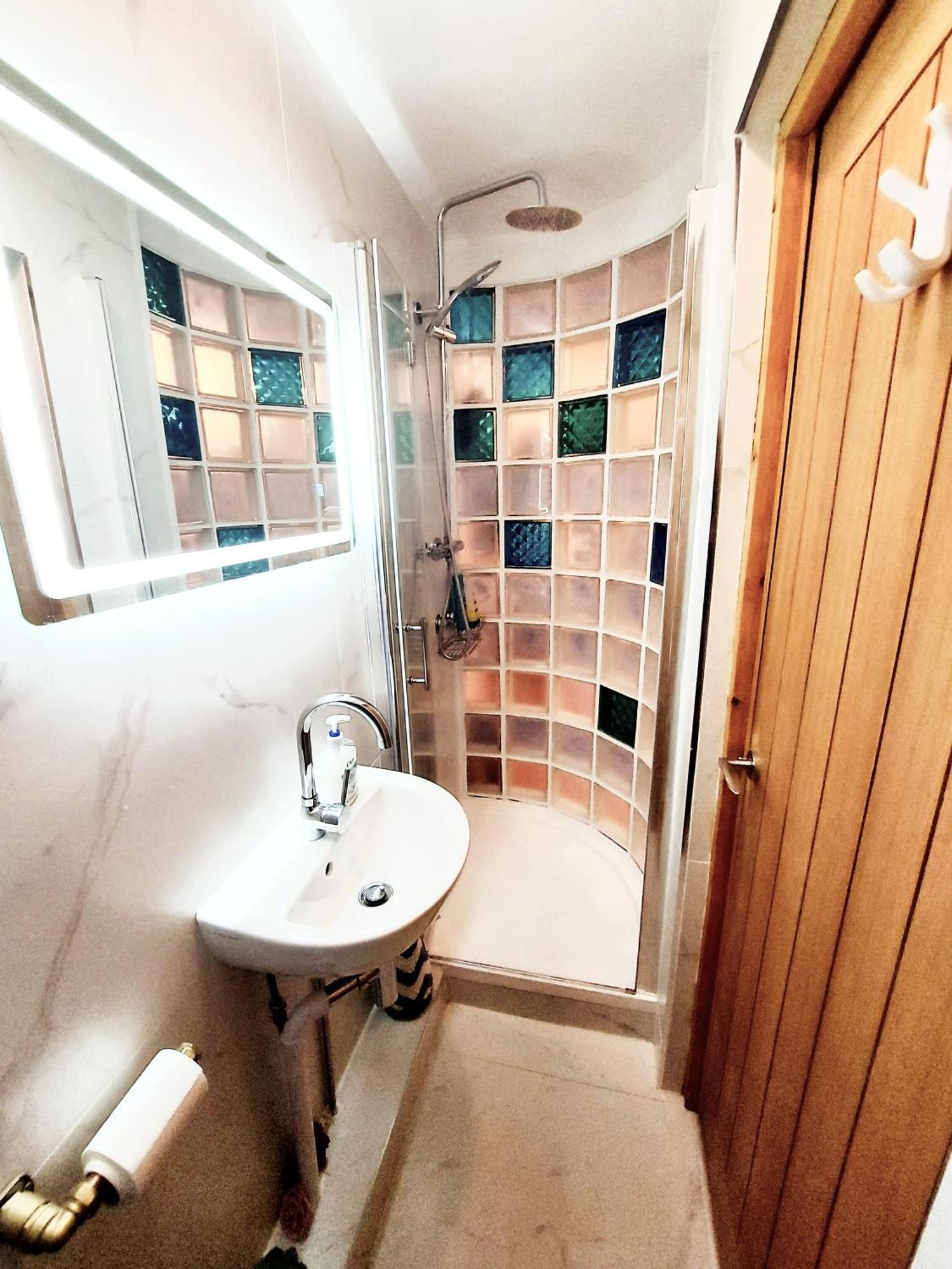 Vakantiehuis Free Parking - 4 Bed - 3 Bath - Sofa Bed - Digital Lock Entry Londen